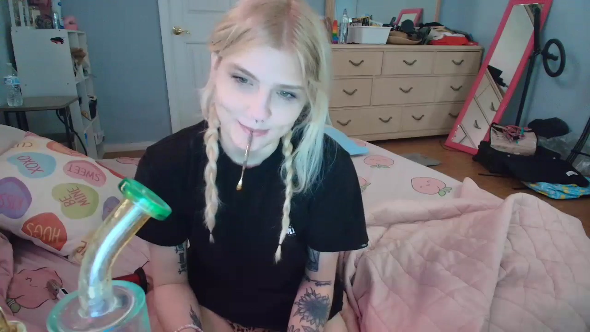 Gallery image thumbnail from DuckChan0's myfreecams stream on, 01/27/2025, 16:36 image 12 of 20