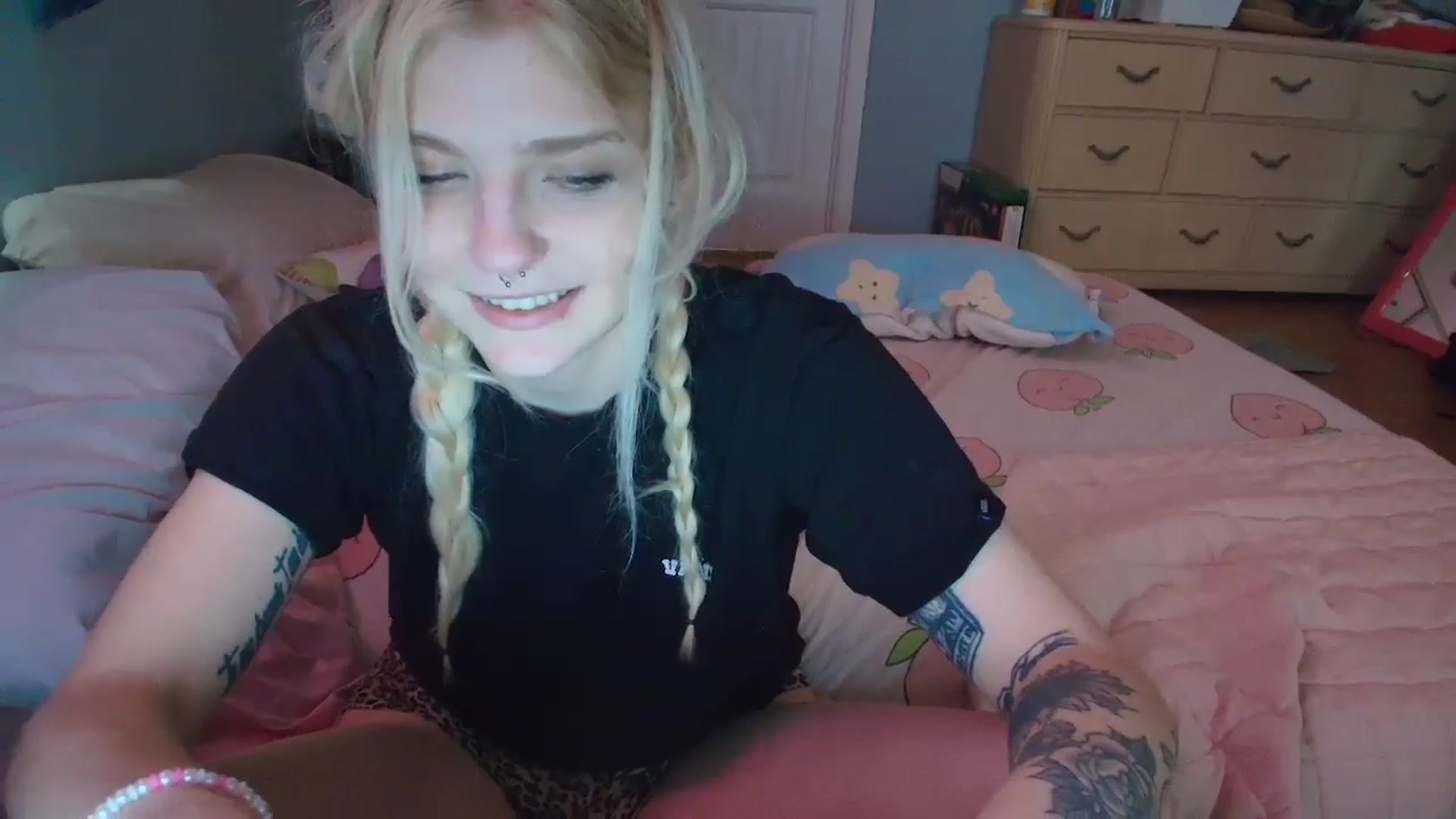 Gallery image thumbnail from DuckChan0's myfreecams stream on, 01/27/2025, 16:55 image 19 of 20