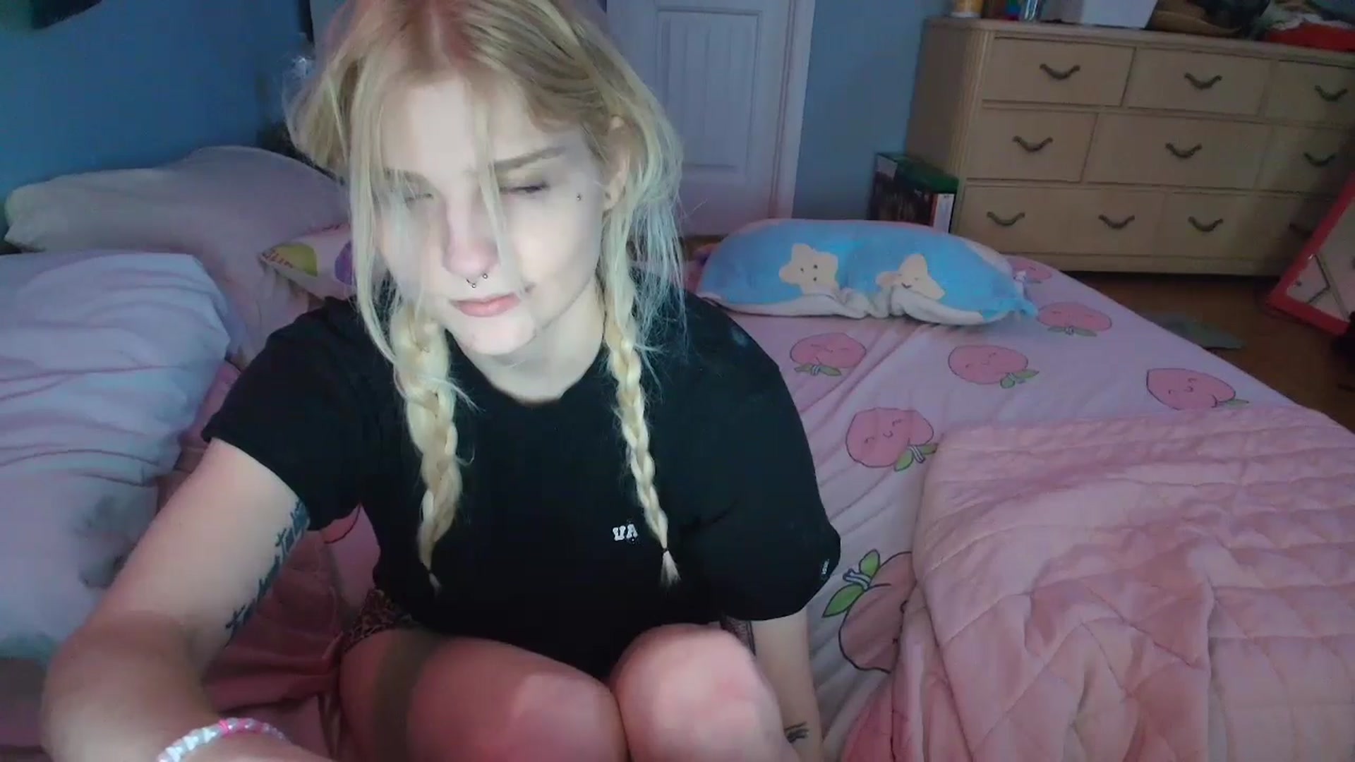 Gallery image thumbnail from DuckChan0's myfreecams stream on, 01/27/2025, 16:55 image 13 of 20