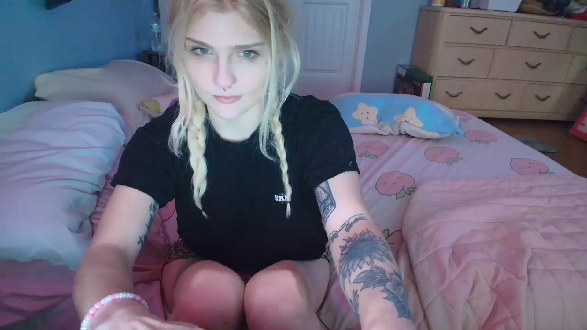 Gallery image thumbnail from DuckChan0's myfreecams stream on, 01/27/2025, 16:55 image 8 of 20