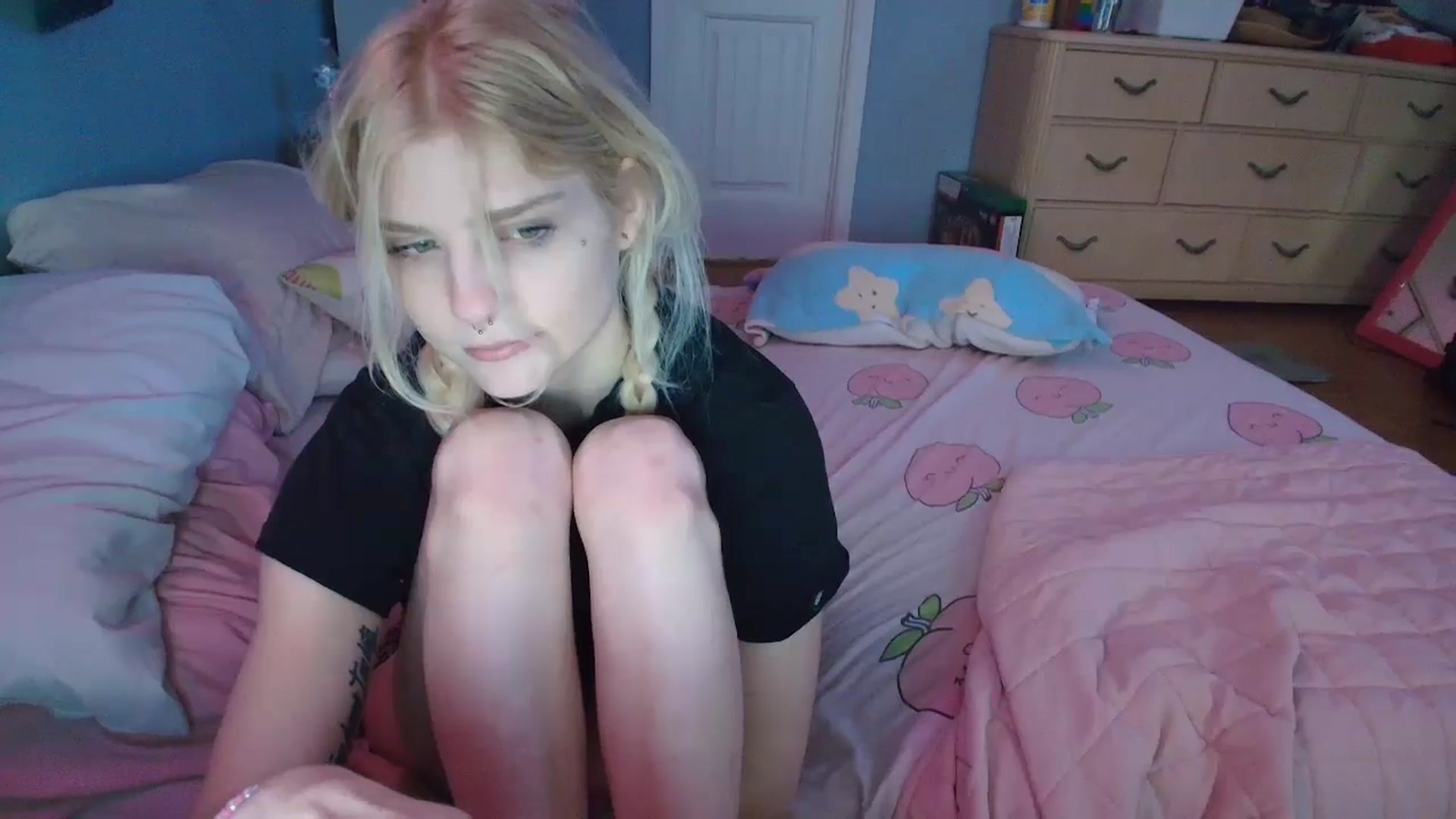 Gallery image thumbnail from DuckChan0's myfreecams stream on, 01/27/2025, 16:55 image 15 of 20