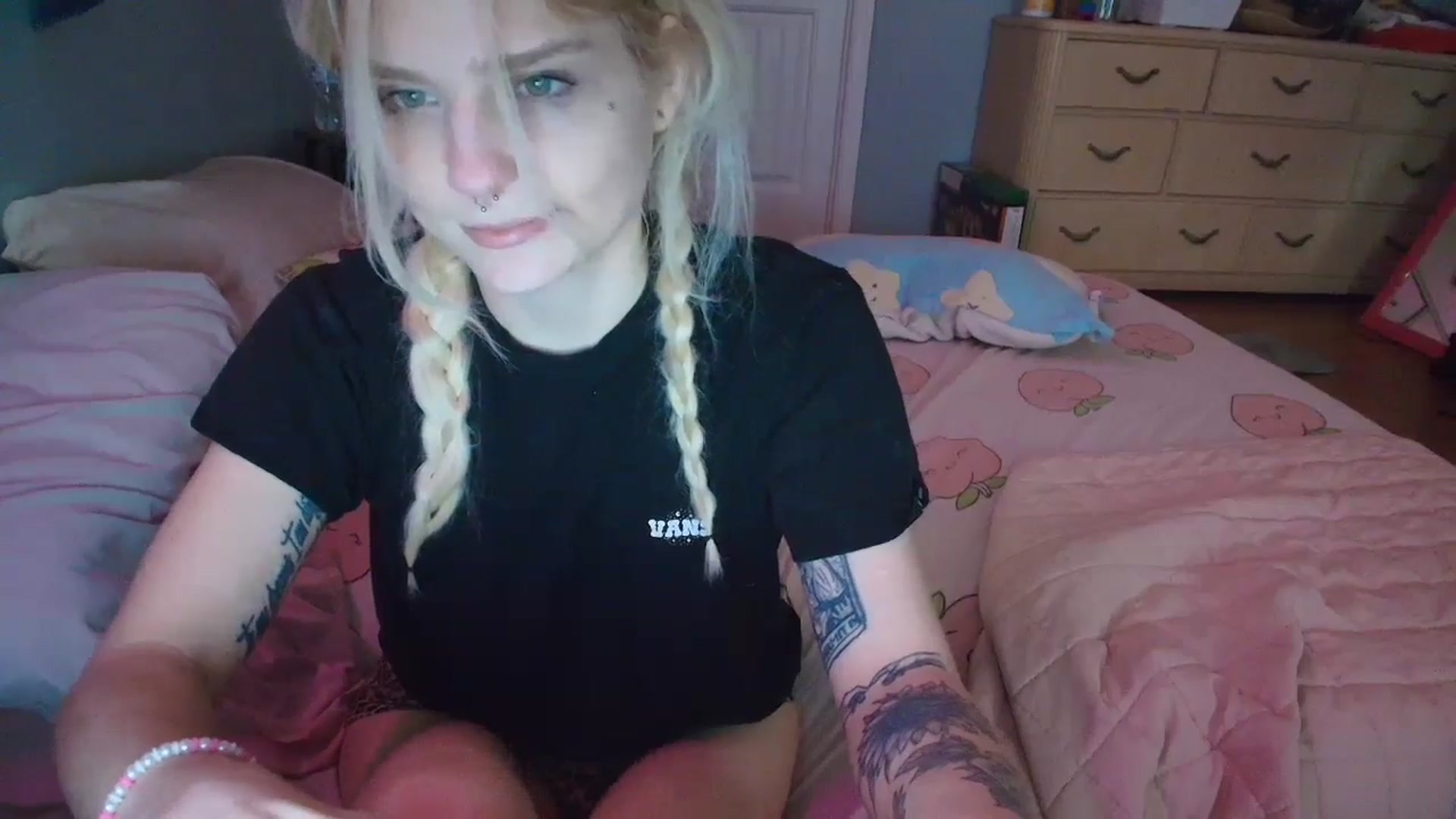 Gallery image thumbnail from DuckChan0's myfreecams stream on, 01/27/2025, 16:55 image 18 of 20