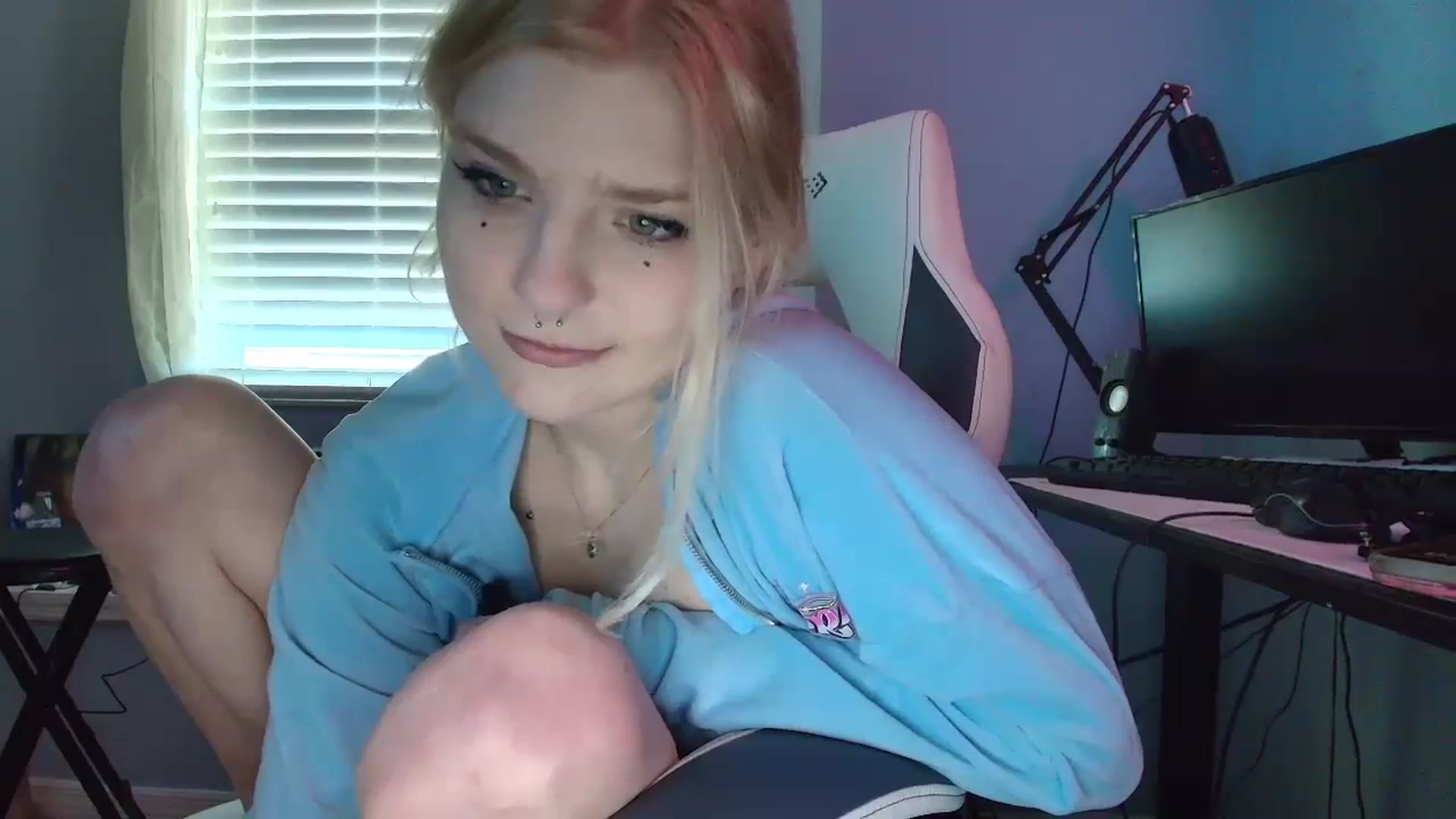 Gallery image thumbnail from DuckChan0's myfreecams stream on, 01/30/2025, 15:38 image 12 of 20
