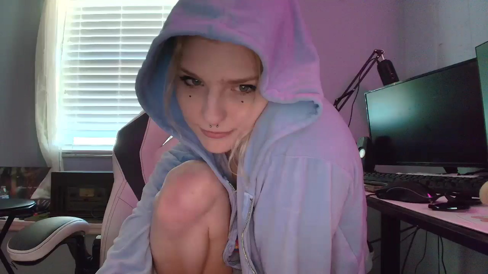 Gallery image thumbnail from DuckChan0's myfreecams stream on, 01/30/2025, 16:36 image 6 of 20