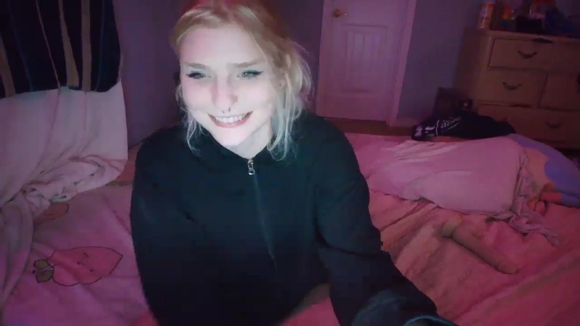 Gallery image thumbnail from DuckChan0's myfreecams stream on, 02/01/2025, 24:52 image 2 of 20