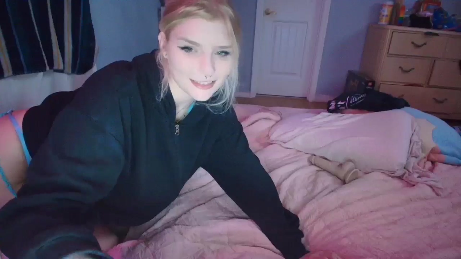 Gallery image thumbnail from DuckChan0's myfreecams stream on, 02/01/2025, 24:52 image 6 of 20