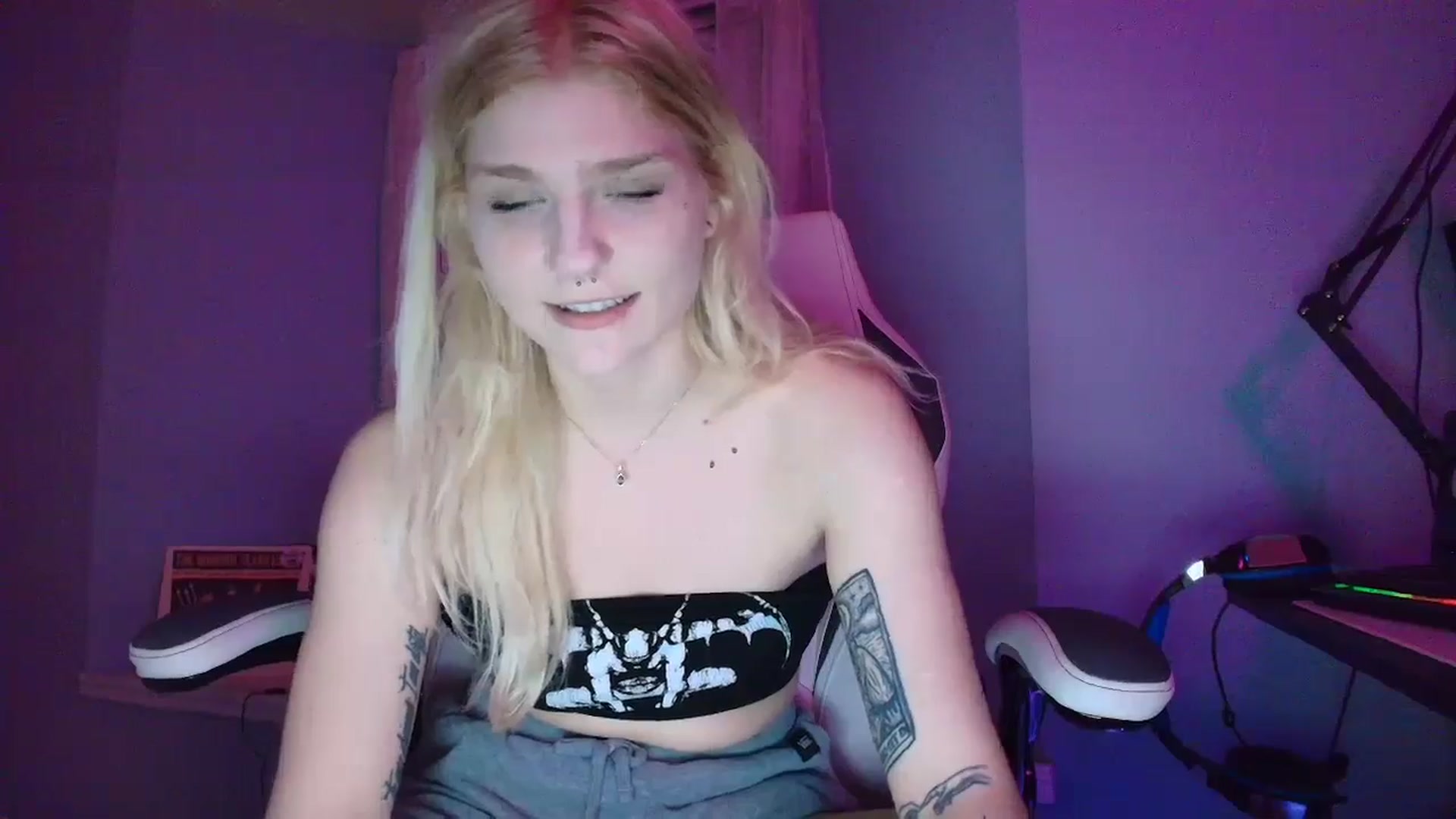 Gallery image thumbnail from DuckChan0's myfreecams stream on, 02/04/2025, 24:35 image 6 of 20
