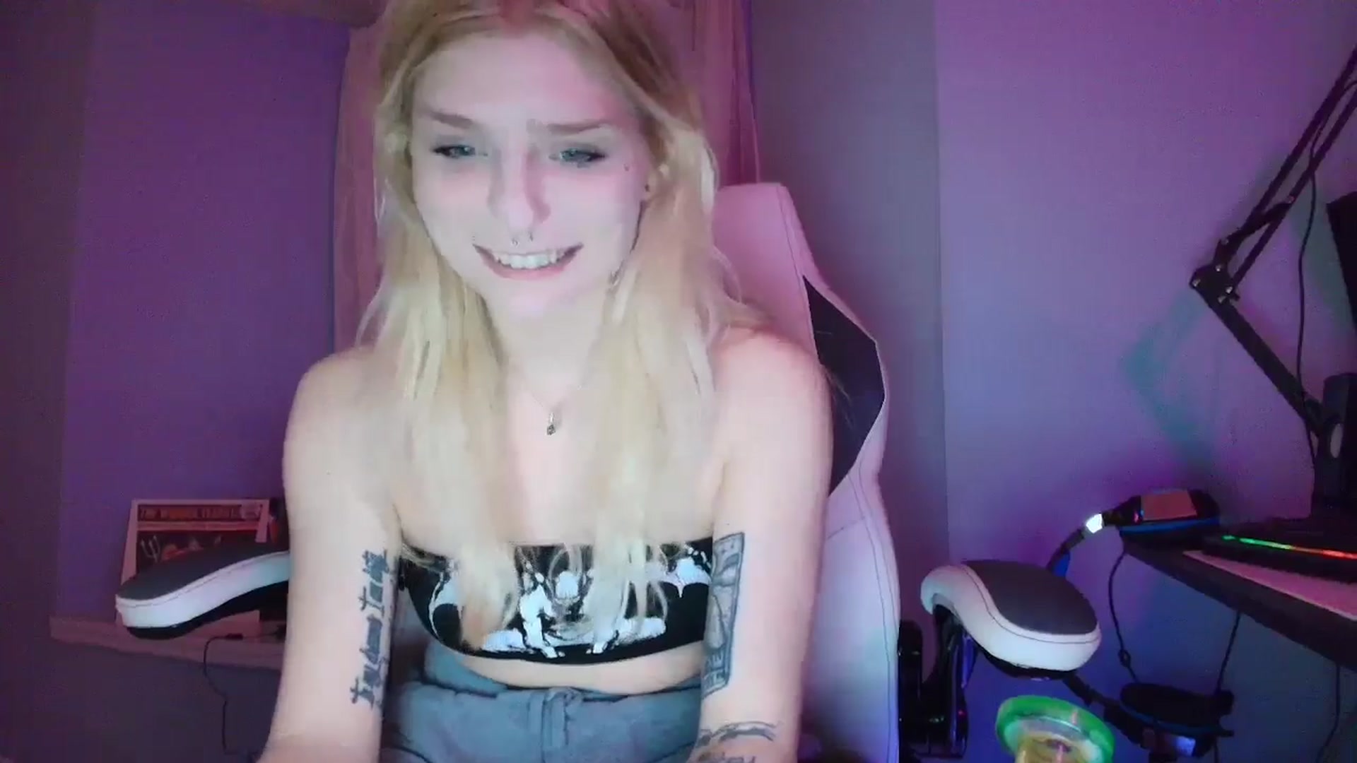 Gallery image thumbnail from DuckChan0's myfreecams stream on, 02/04/2025, 24:35 image 9 of 20