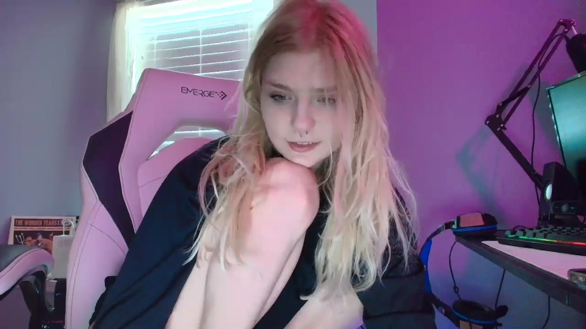 Gallery image thumbnail from DuckChan0's myfreecams stream on, 02/04/2025, 16:39 image 19 of 20