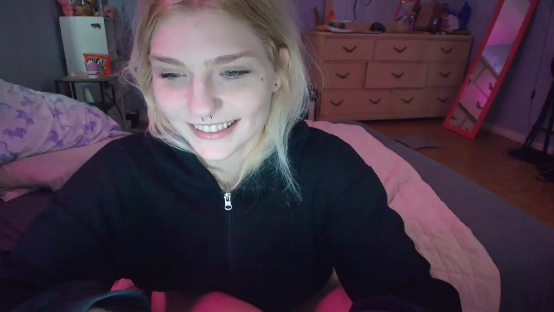 Gallery image thumbnail from DuckChan0's myfreecams stream on, 02/07/2025, 16:42 image 17 of 20