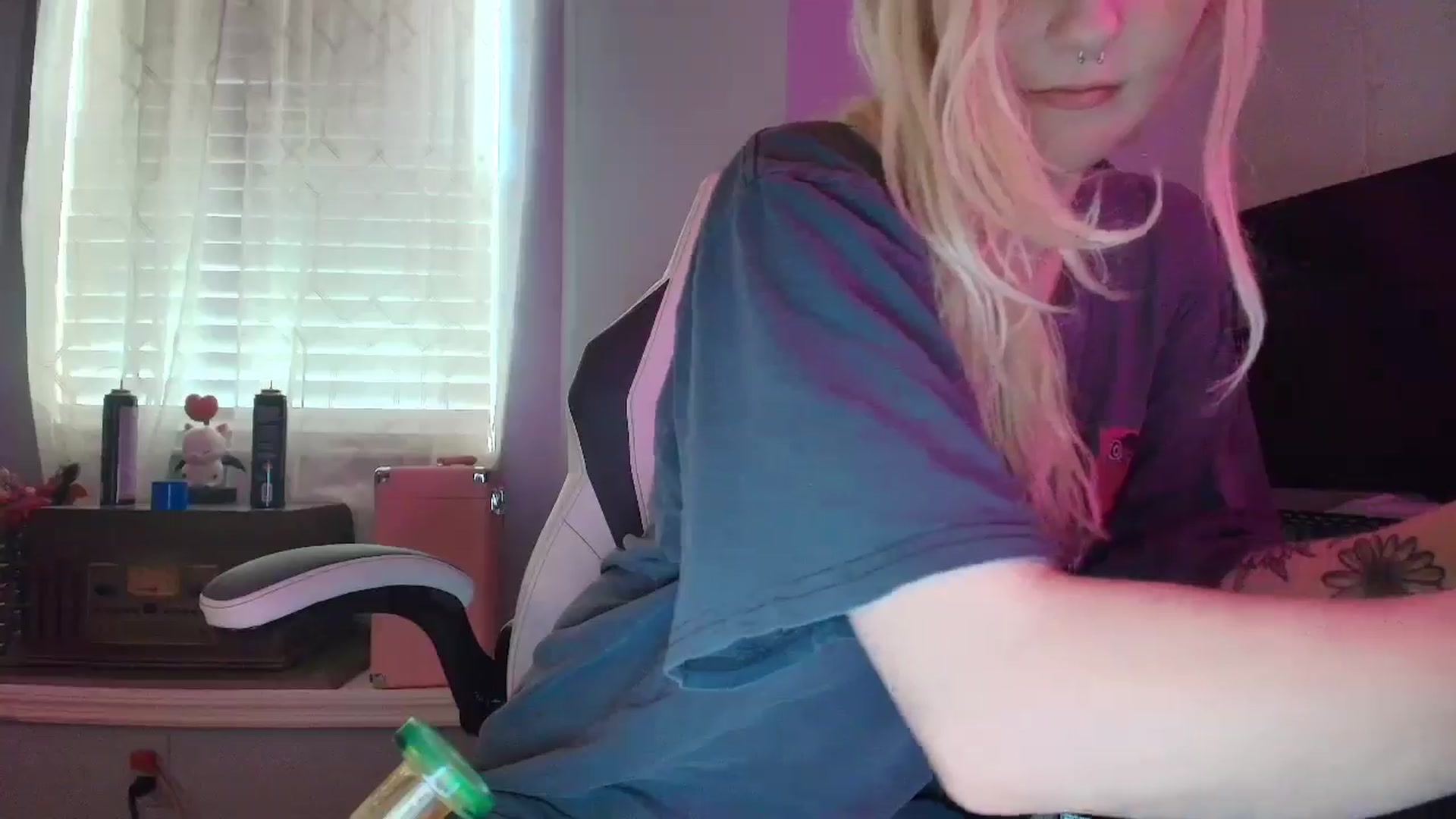 Gallery image thumbnail from DuckChan0's myfreecams stream on, 02/11/2025, 18:04 image 16 of 20