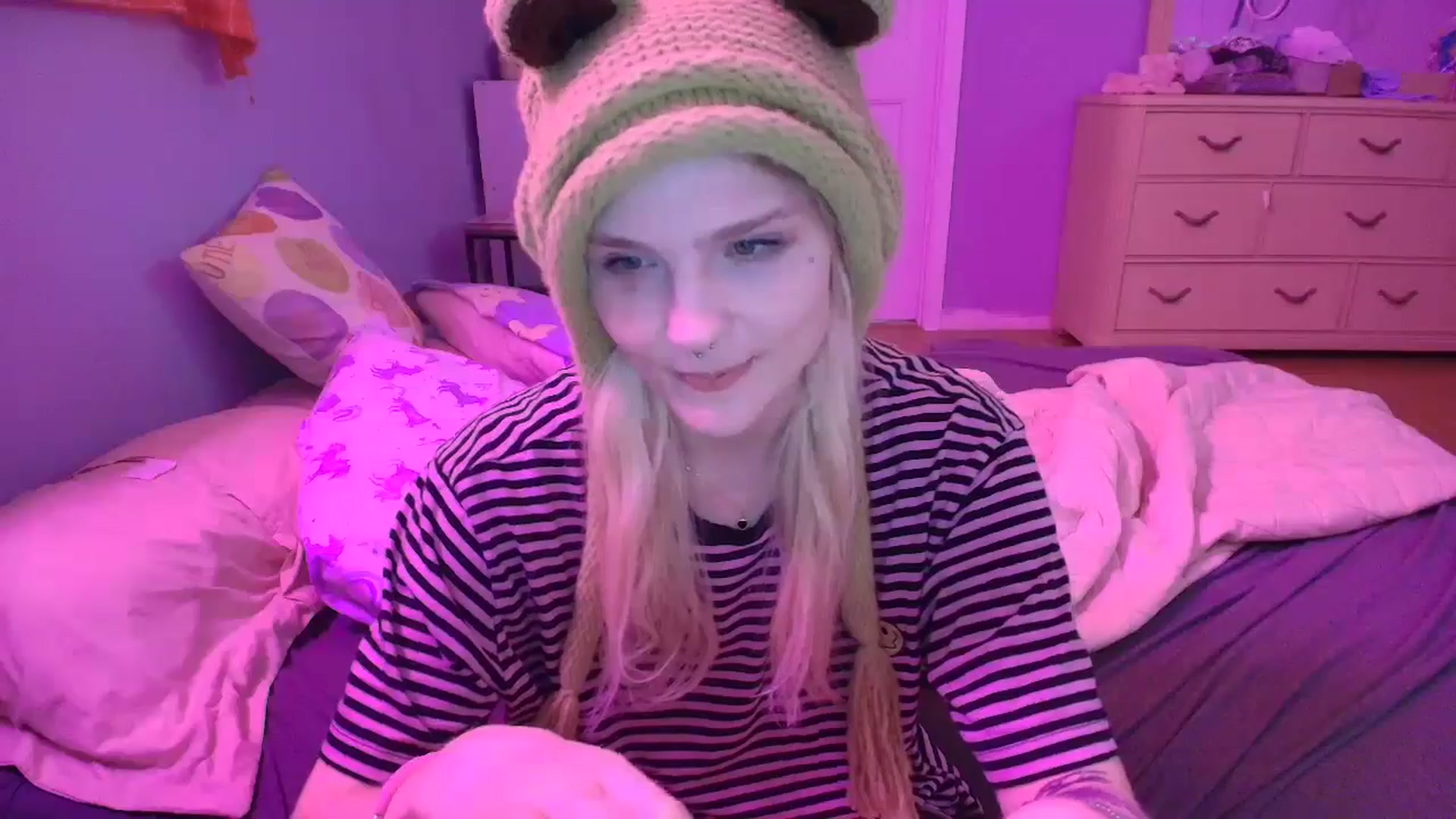 Gallery image thumbnail from DuckChan0's myfreecams stream on, 02/13/2025, 14:47 image 15 of 20