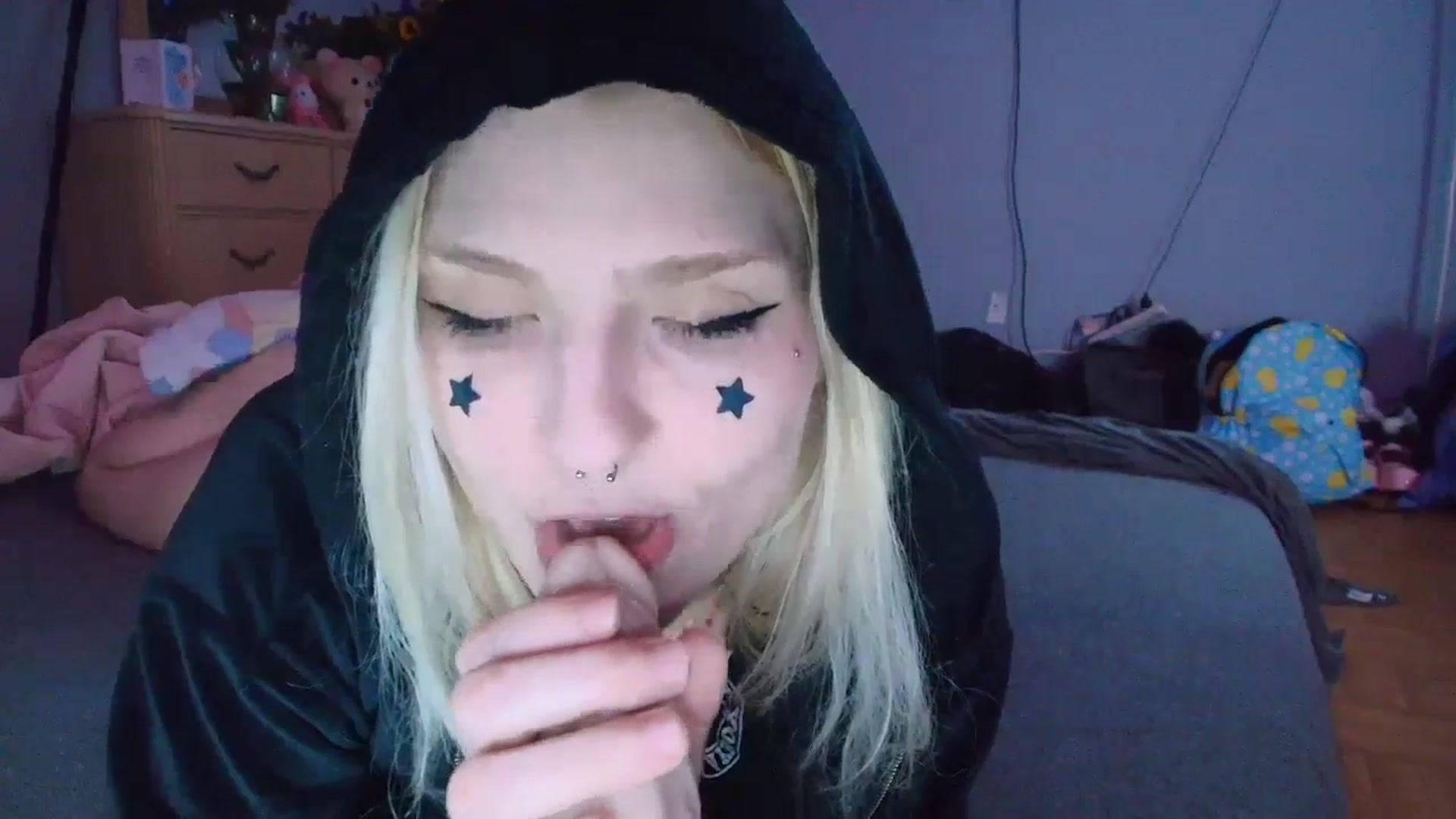 Gallery image thumbnail from DuckChan0's myfreecams stream on, 02/17/2025, 24:01 image 15 of 20