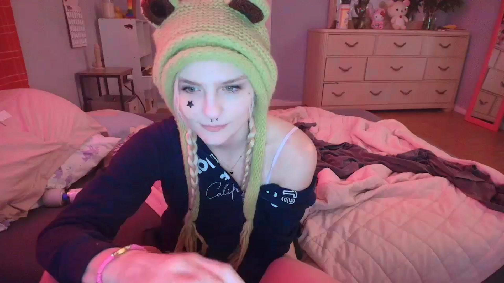 Gallery image thumbnail from DuckChan0's myfreecams stream on, 02/18/2025, 15:44 image 2 of 20