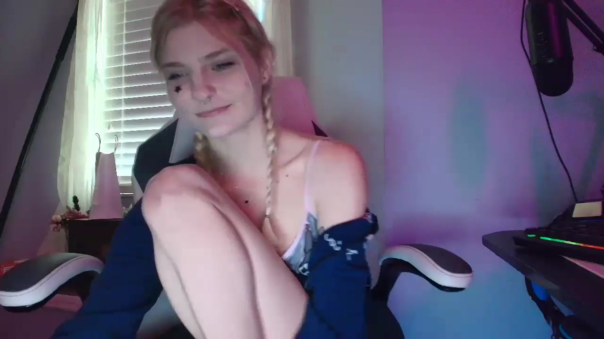 Gallery image thumbnail from DuckChan0's myfreecams stream on, 02/18/2025, 16:35 image 12 of 20