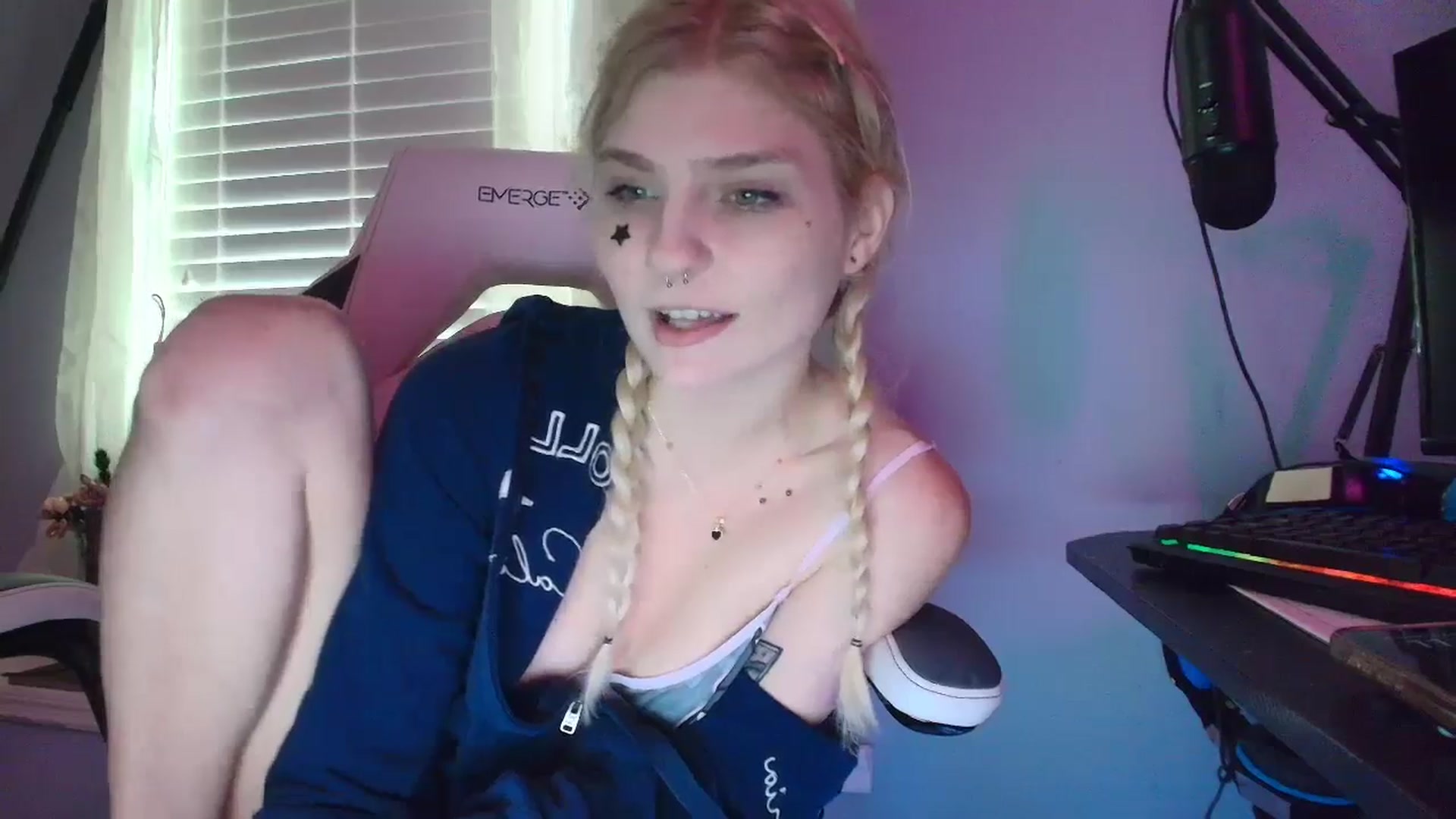 Gallery image thumbnail from DuckChan0's myfreecams stream on, 02/18/2025, 16:35 image 18 of 20