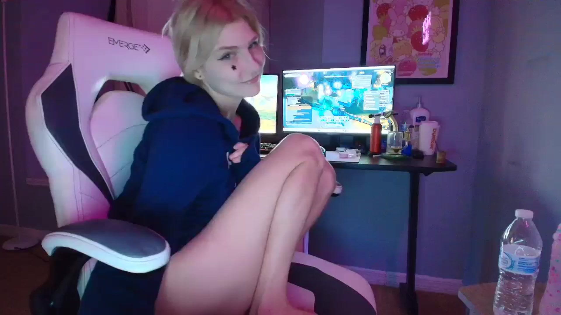 Gallery image thumbnail from DuckChan0's myfreecams stream on, 02/21/2025, 24:24 image 13 of 20