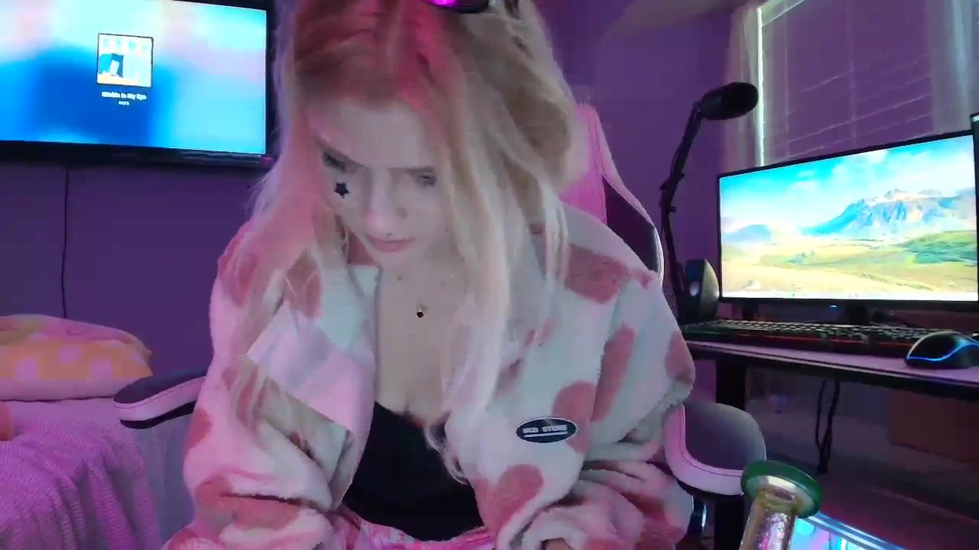 Gallery image thumbnail from DuckChan0's myfreecams stream on, 02/21/2025, 15:31 image 19 of 20