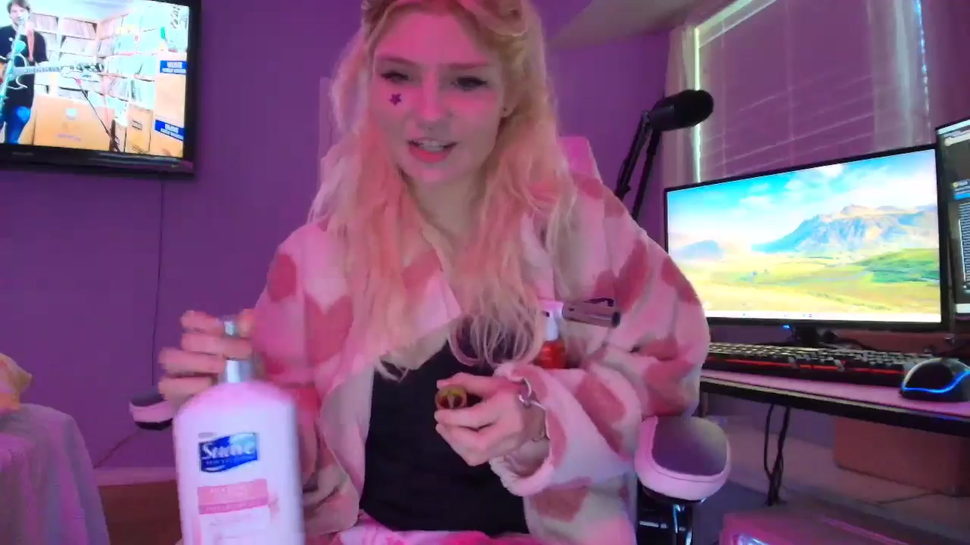 Gallery image thumbnail from DuckChan0's myfreecams stream on, 02/21/2025, 15:31 image 10 of 20