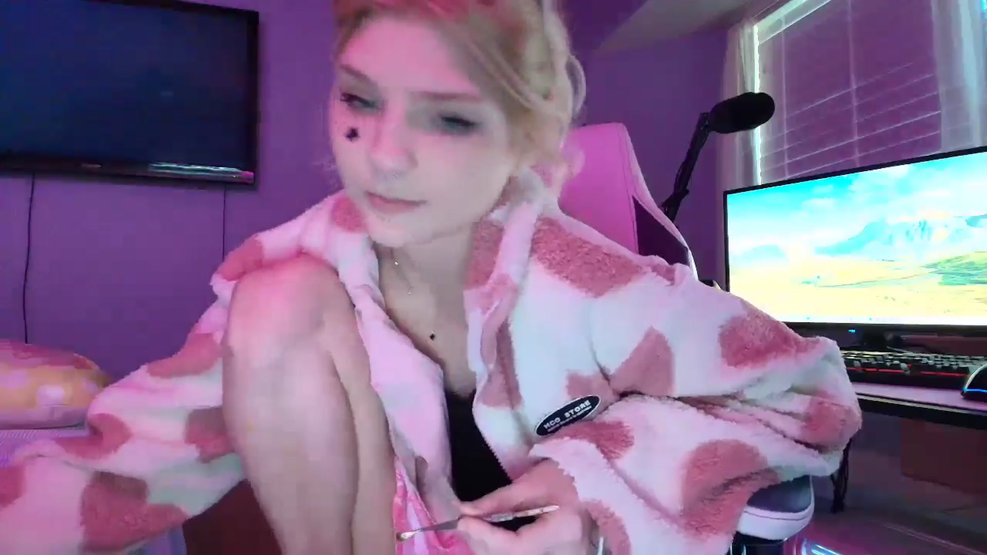 Gallery image thumbnail from DuckChan0's myfreecams stream on, 02/21/2025, 15:31 image 15 of 20