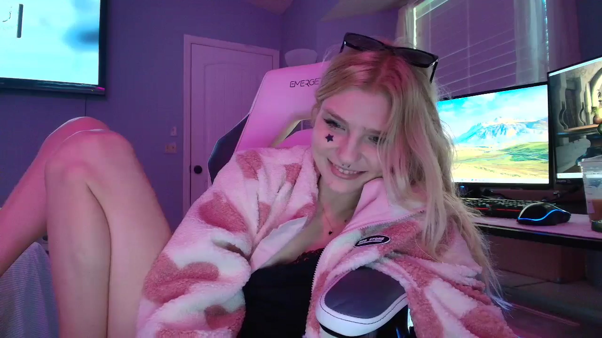 Gallery image thumbnail from DuckChan0's myfreecams stream on, 02/21/2025, 15:31 image 20 of 20