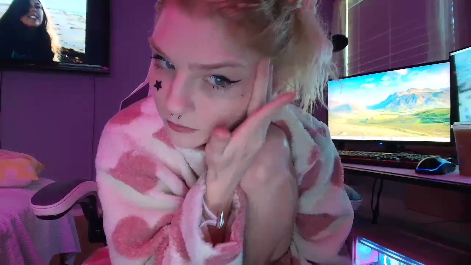 Gallery image thumbnail from DuckChan0's myfreecams stream on, 02/21/2025, 15:31 image 3 of 20