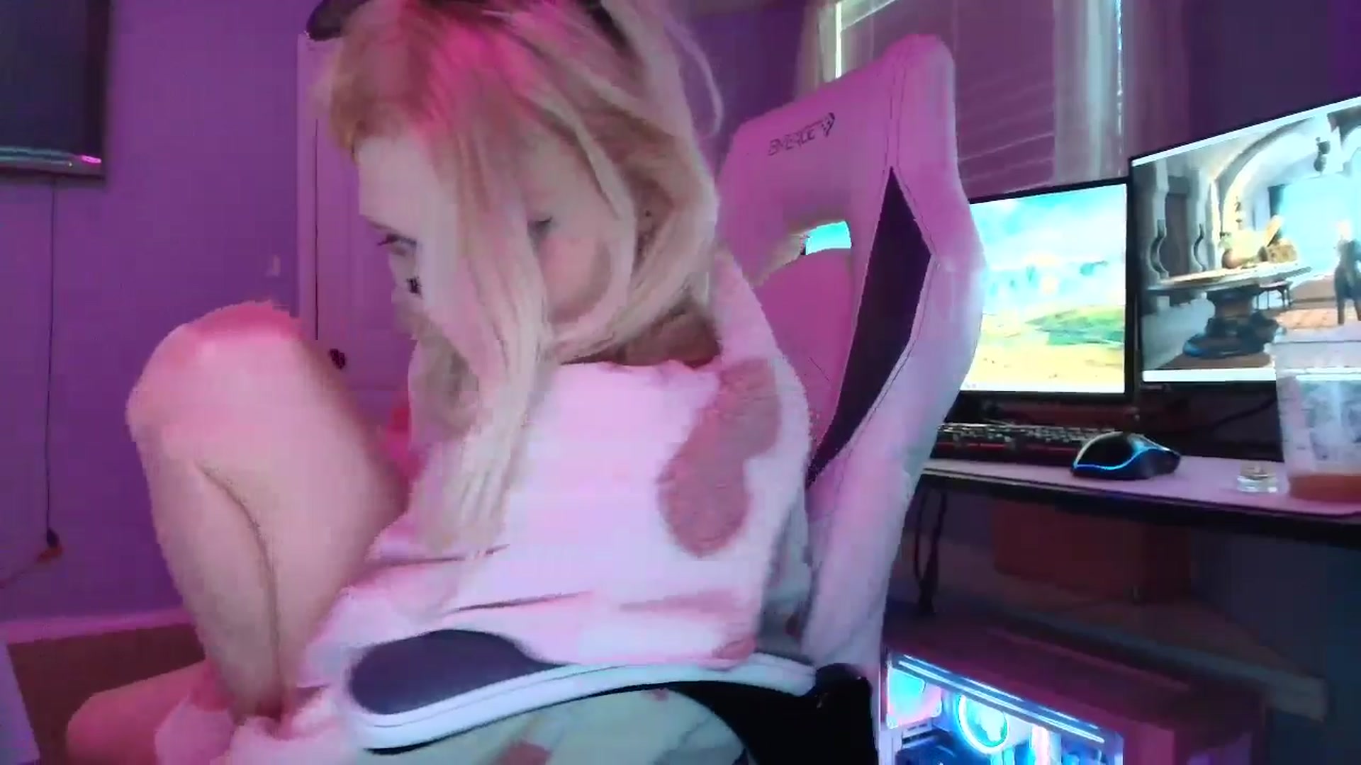 Gallery image thumbnail from DuckChan0's myfreecams stream on, 02/21/2025, 16:20 image 11 of 20
