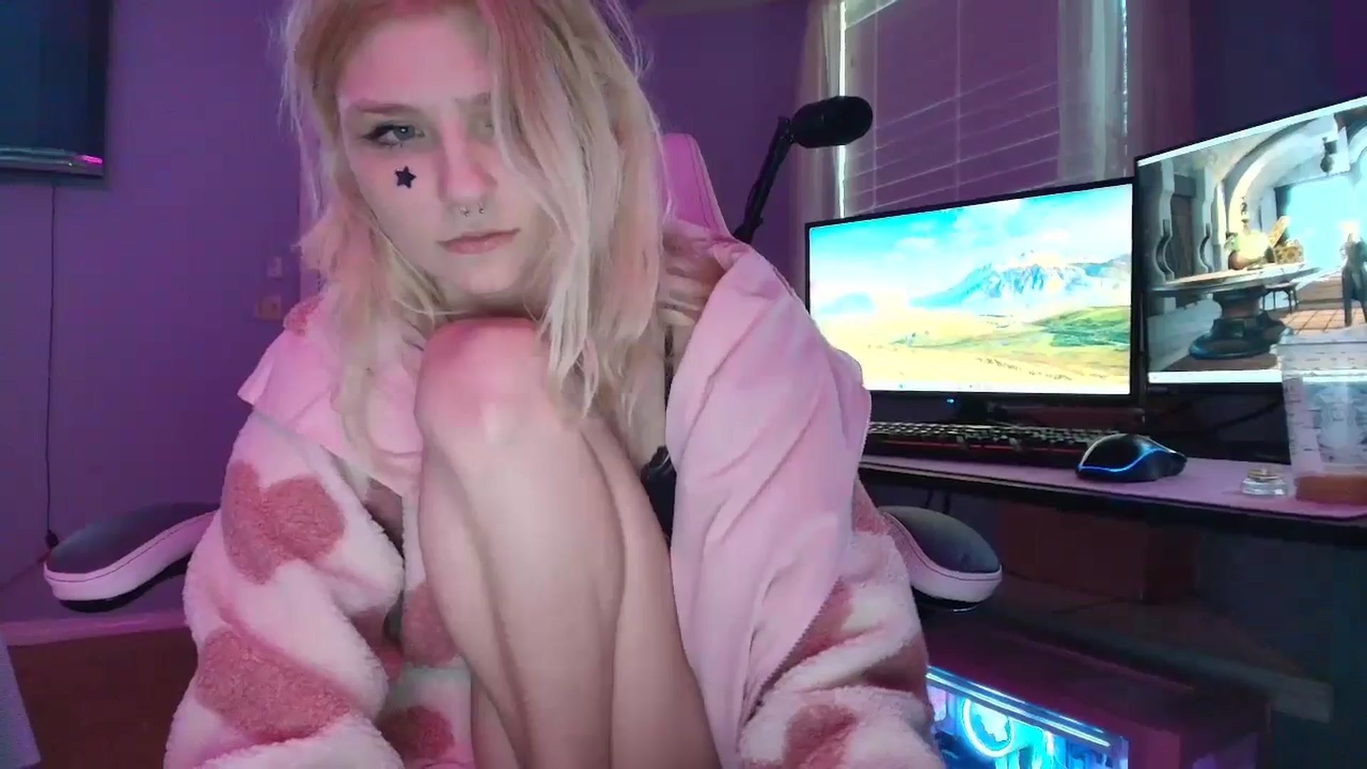 Gallery image thumbnail from DuckChan0's myfreecams stream on, 02/21/2025, 16:20 image 13 of 20