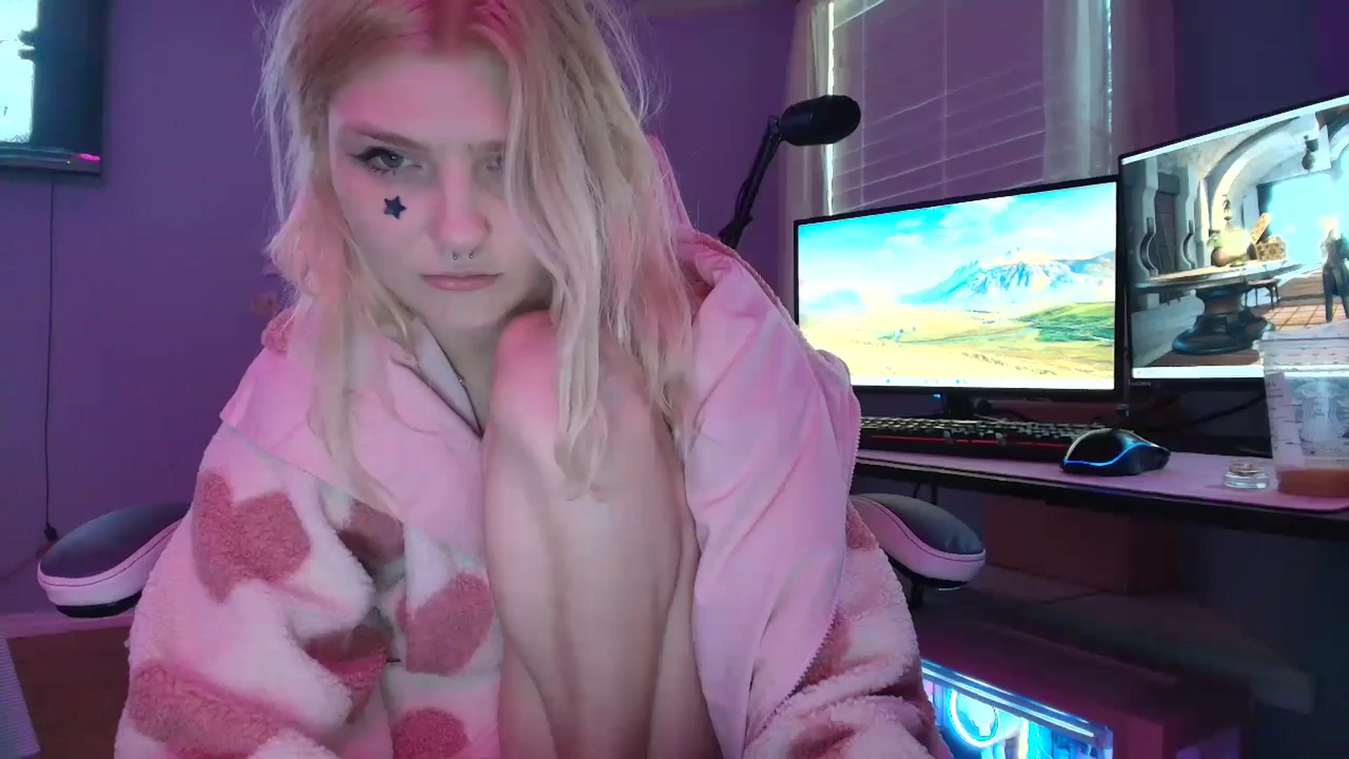 Gallery image thumbnail from DuckChan0's myfreecams stream on, 02/21/2025, 16:20 image 14 of 20