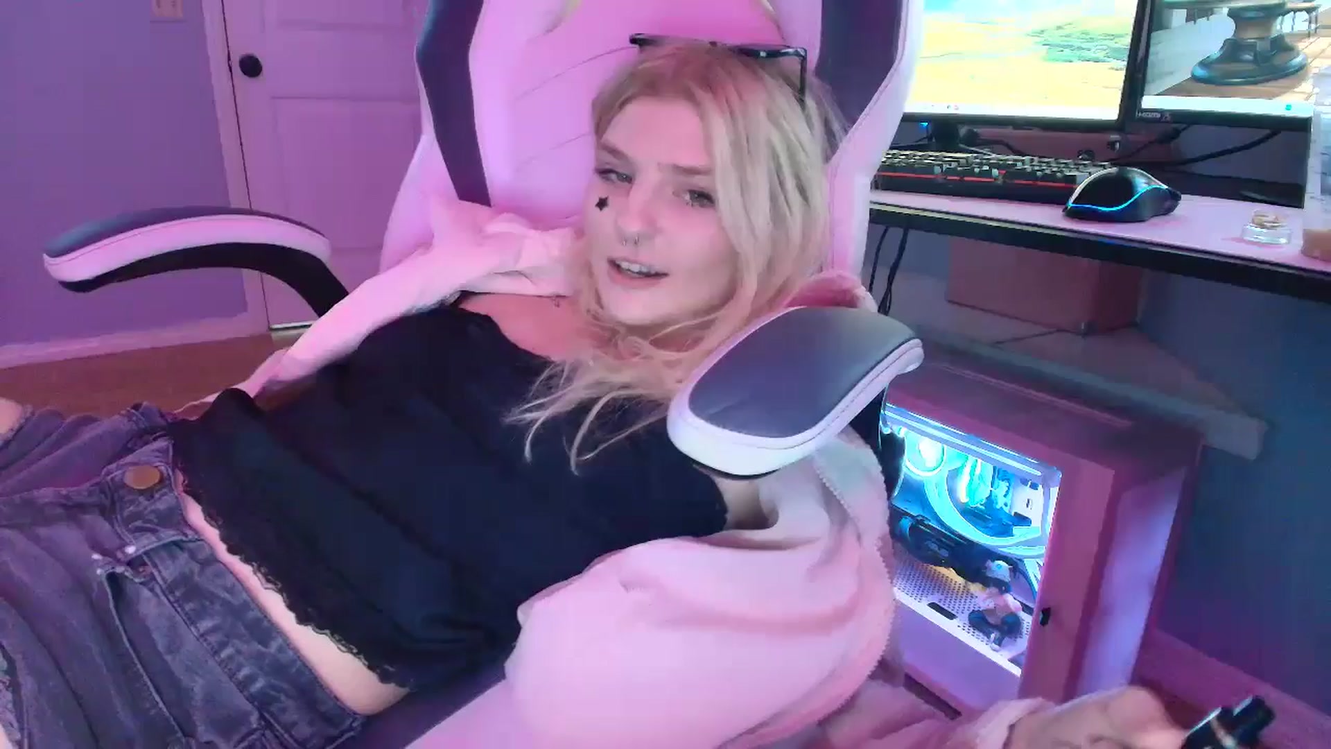 Gallery image thumbnail from DuckChan0's myfreecams stream on, 02/21/2025, 16:20 image 19 of 20