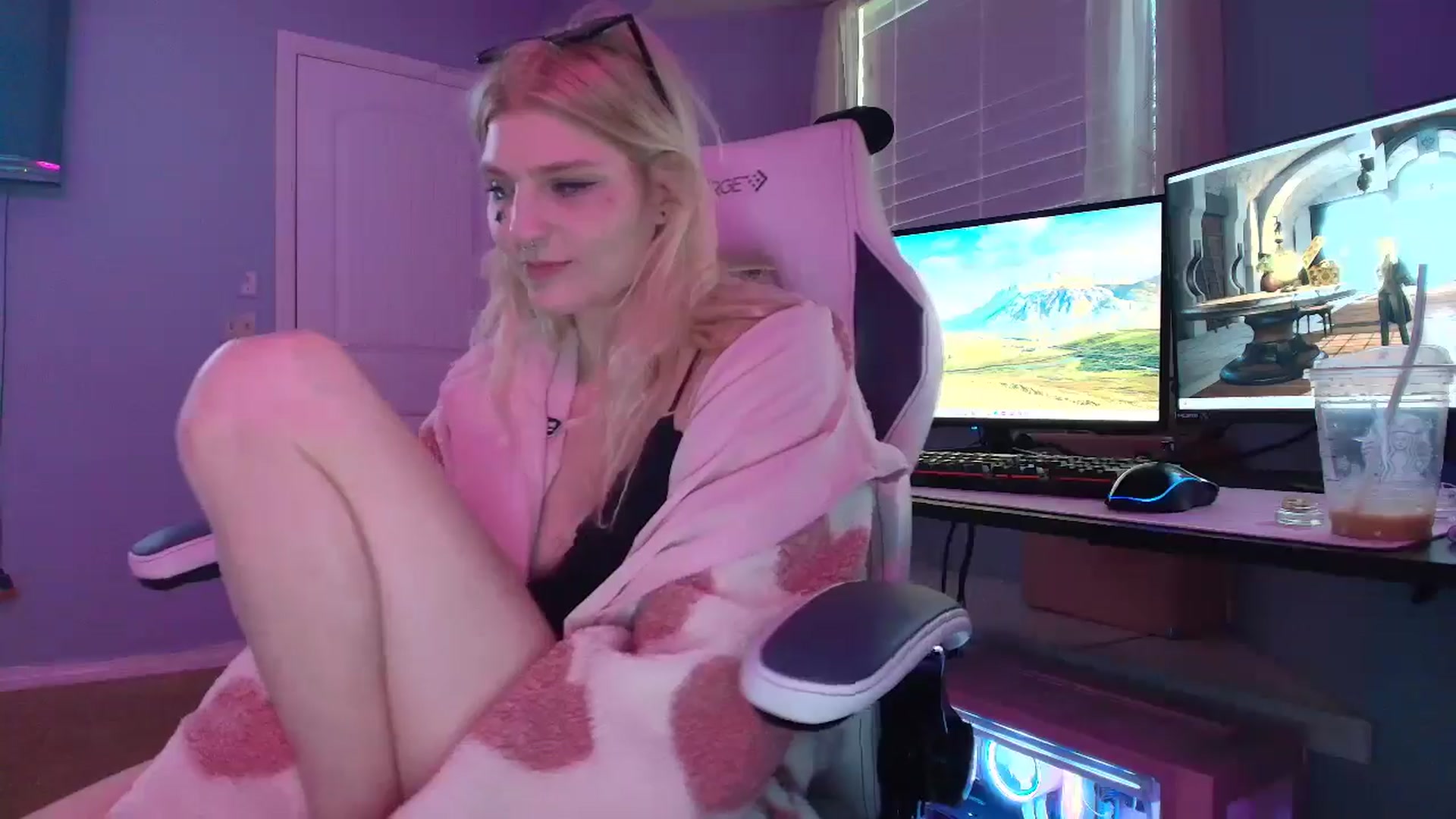 Gallery image thumbnail from DuckChan0's myfreecams stream on, 02/21/2025, 16:20 image 16 of 20