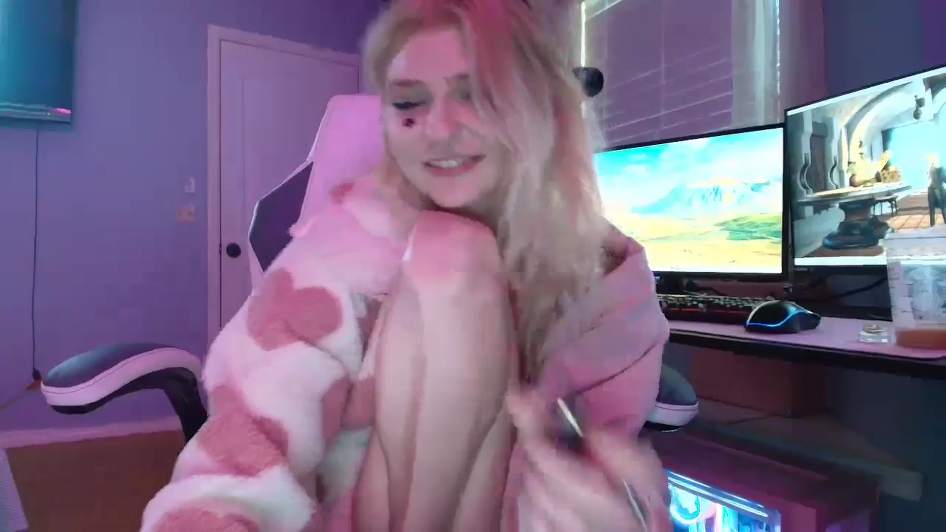 Gallery image thumbnail from DuckChan0's myfreecams stream on, 02/21/2025, 16:20 image 15 of 20