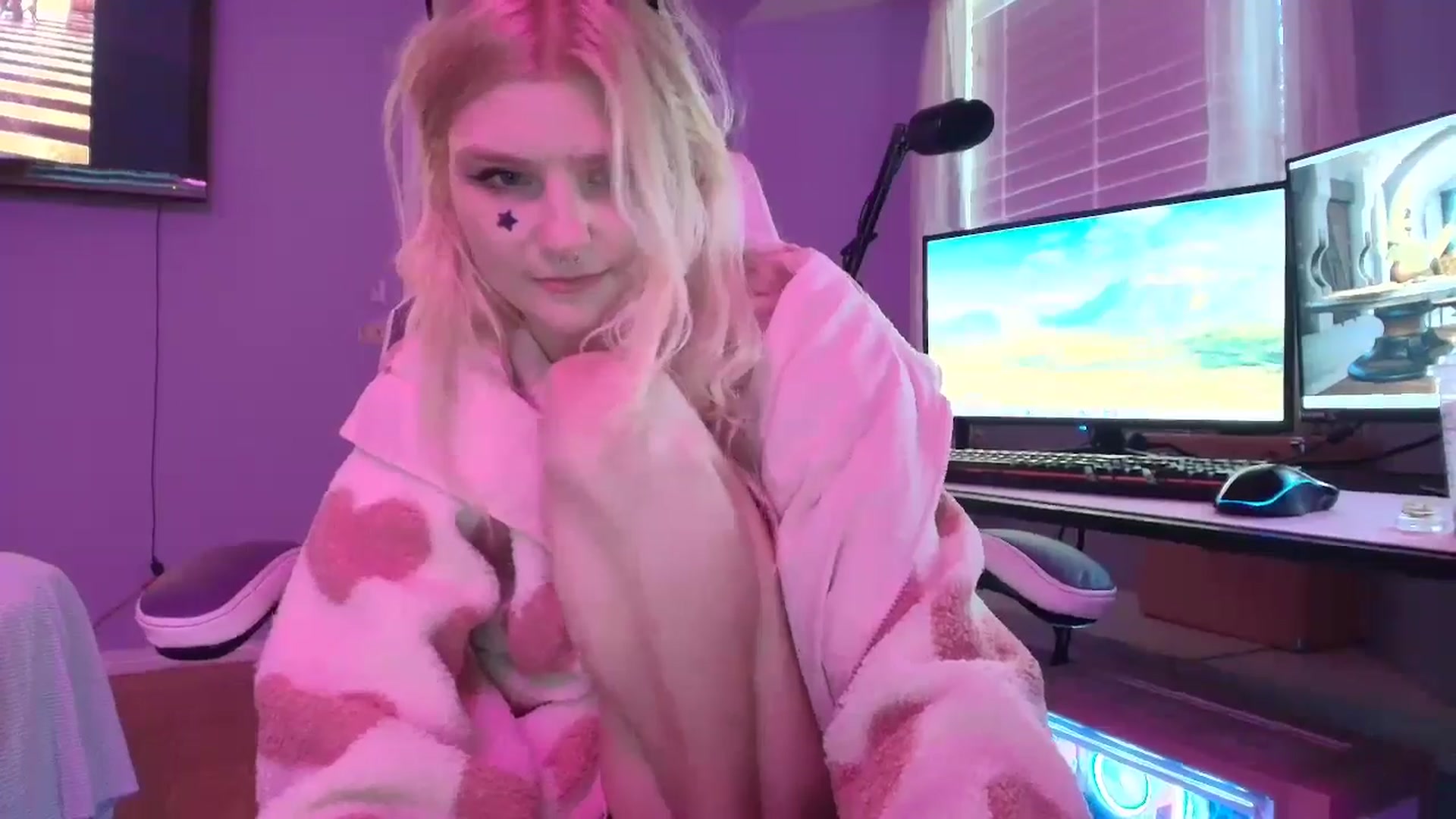 Gallery image thumbnail from DuckChan0's myfreecams stream on, 02/21/2025, 16:20 image 9 of 20