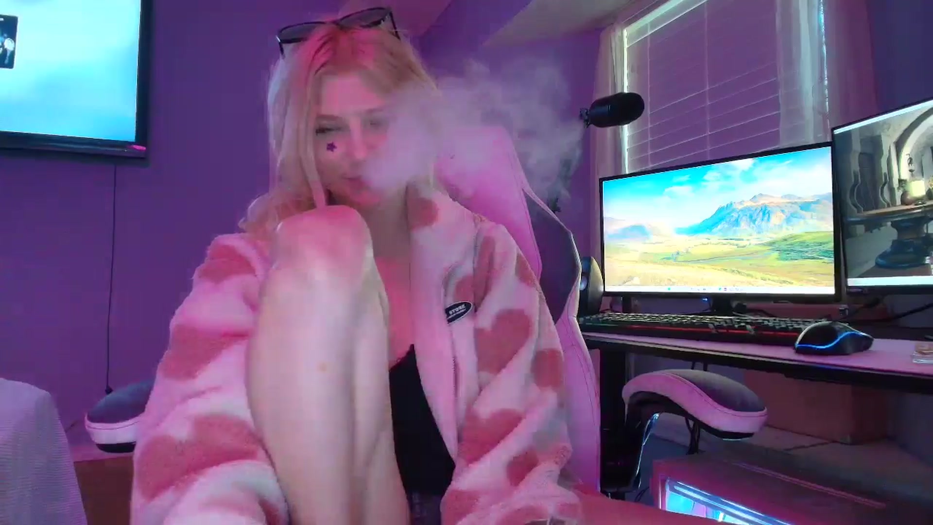 Gallery image thumbnail from DuckChan0's myfreecams stream on, 02/21/2025, 17:38 image 2 of 20