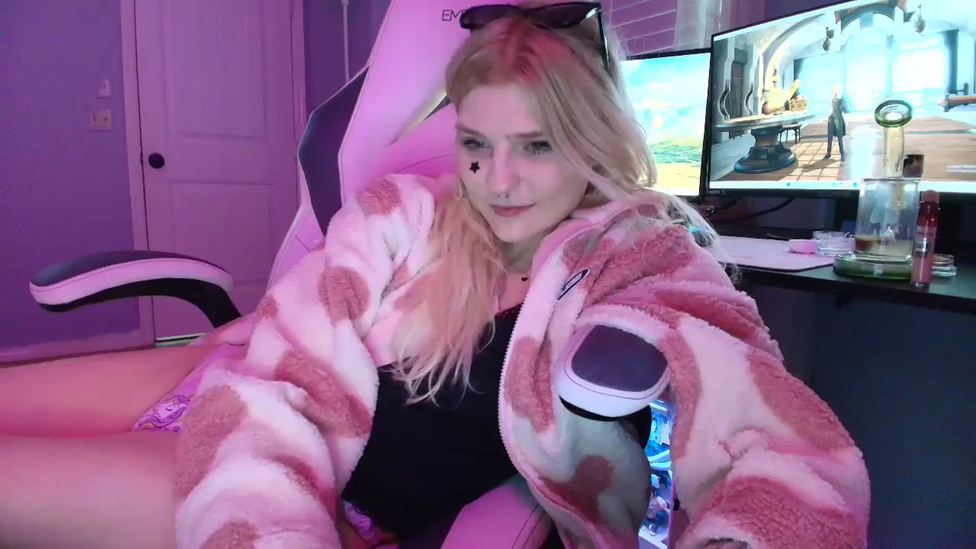 Gallery image thumbnail from DuckChan0's myfreecams stream on, 02/21/2025, 17:38 image 16 of 20