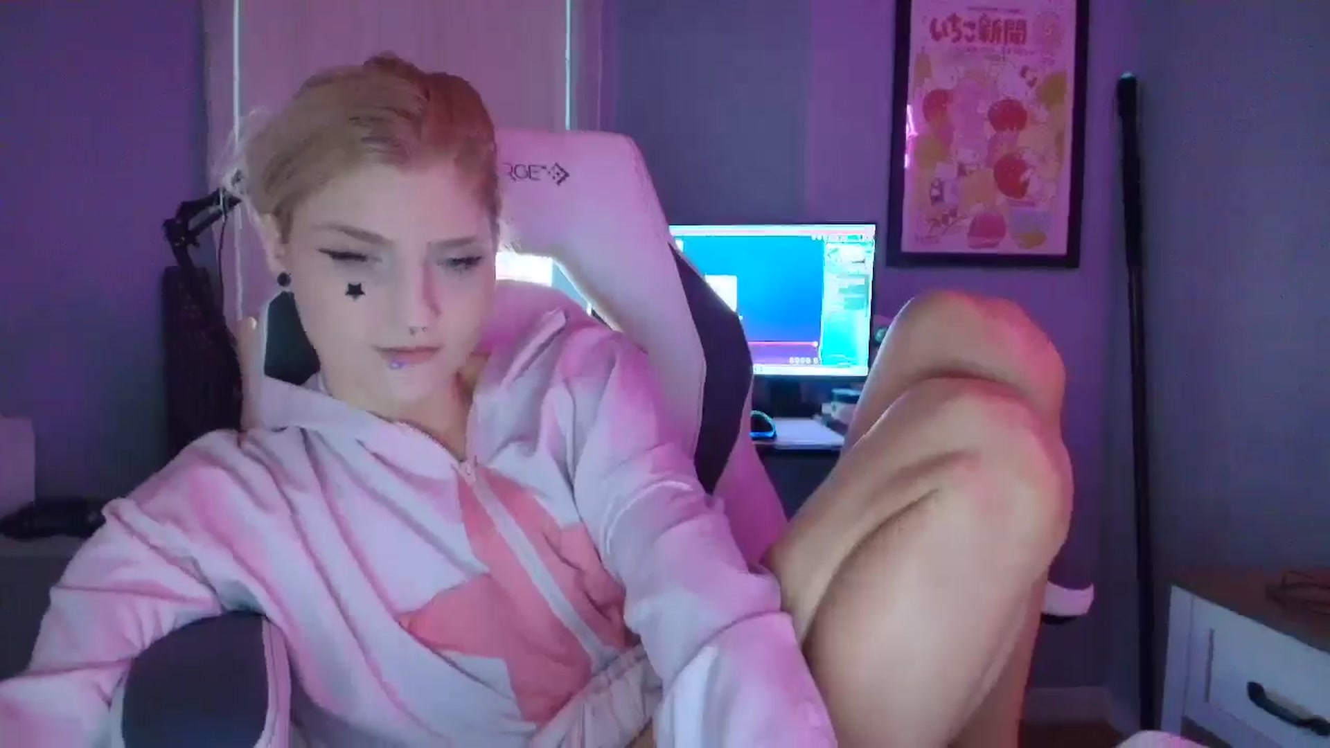Gallery image thumbnail from DuckChan0's myfreecams stream on, 02/24/2025, 24:06 image 2 of 20