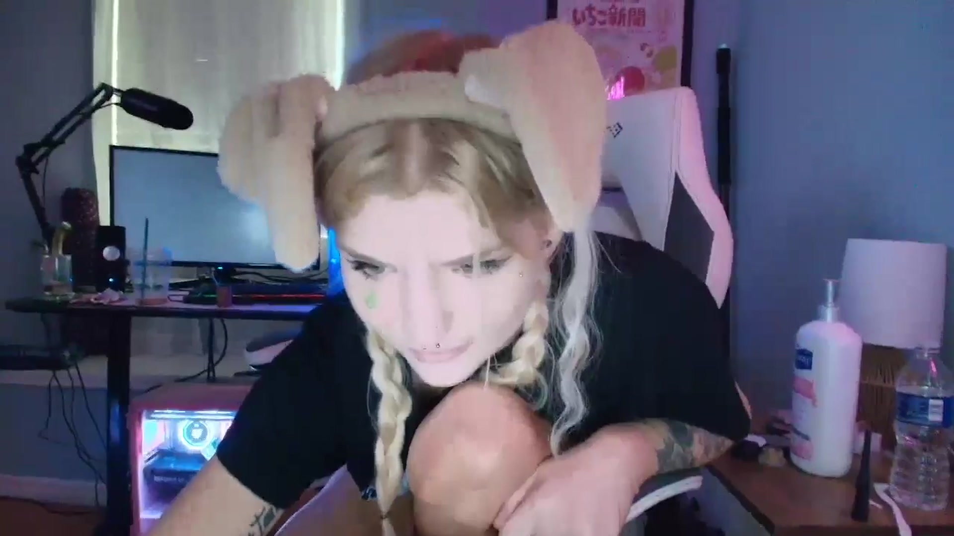 Gallery image thumbnail from DuckChan0's myfreecams stream on, 02/24/2025, 16:48 image 4 of 20