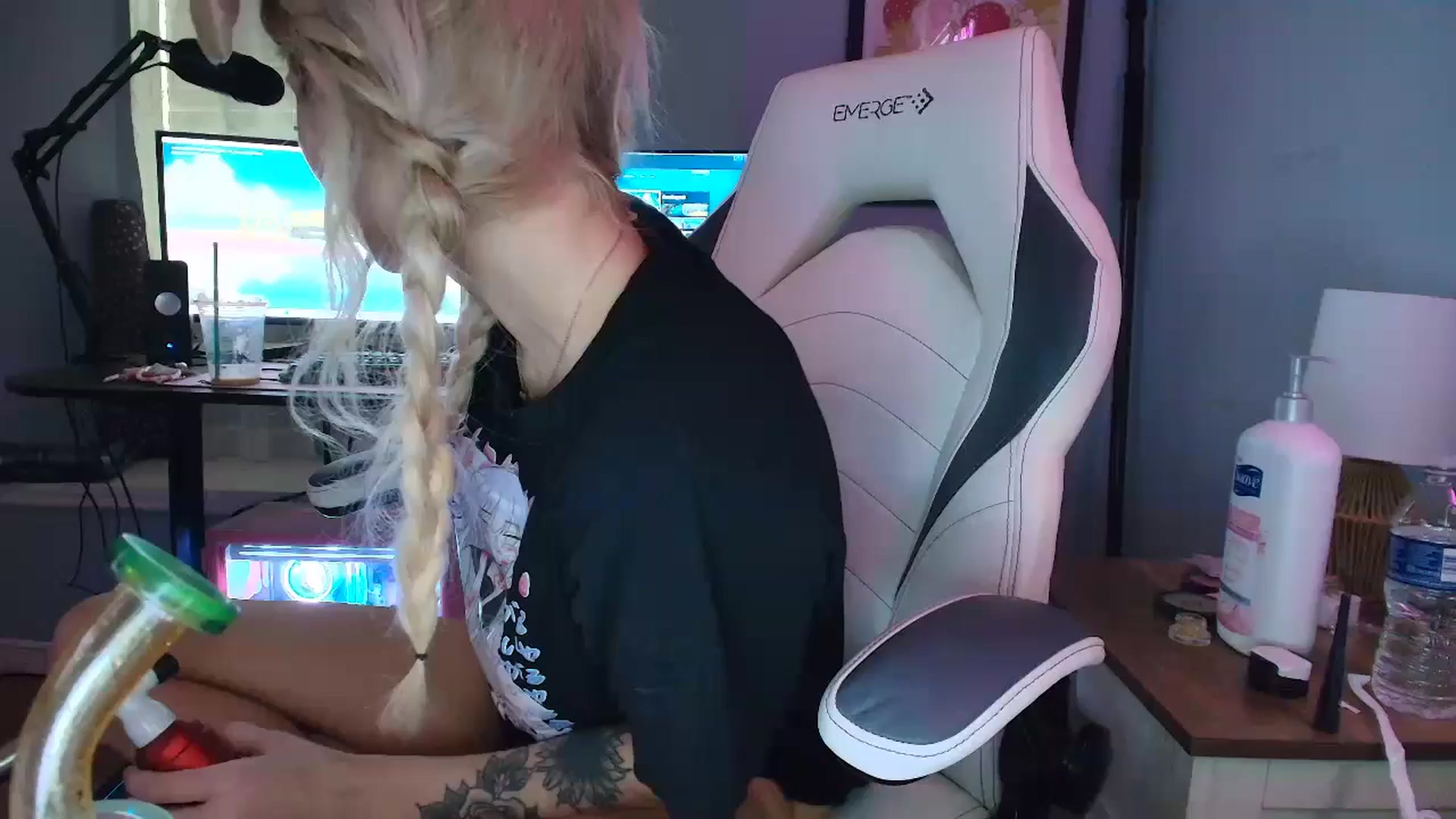 Gallery image thumbnail from DuckChan0's myfreecams stream on, 02/24/2025, 16:48 image 7 of 20