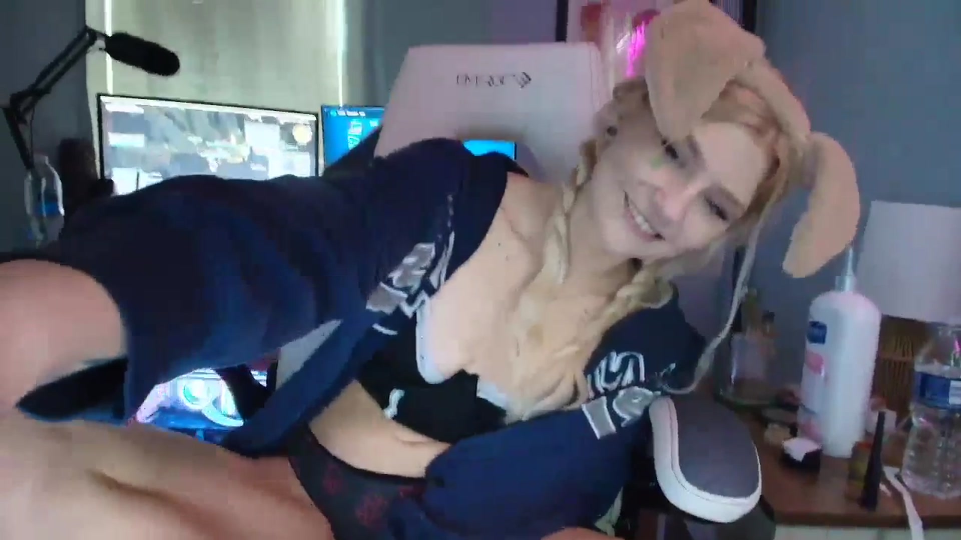Gallery image thumbnail from DuckChan0's myfreecams stream on, 02/24/2025, 17:54 image 7 of 20
