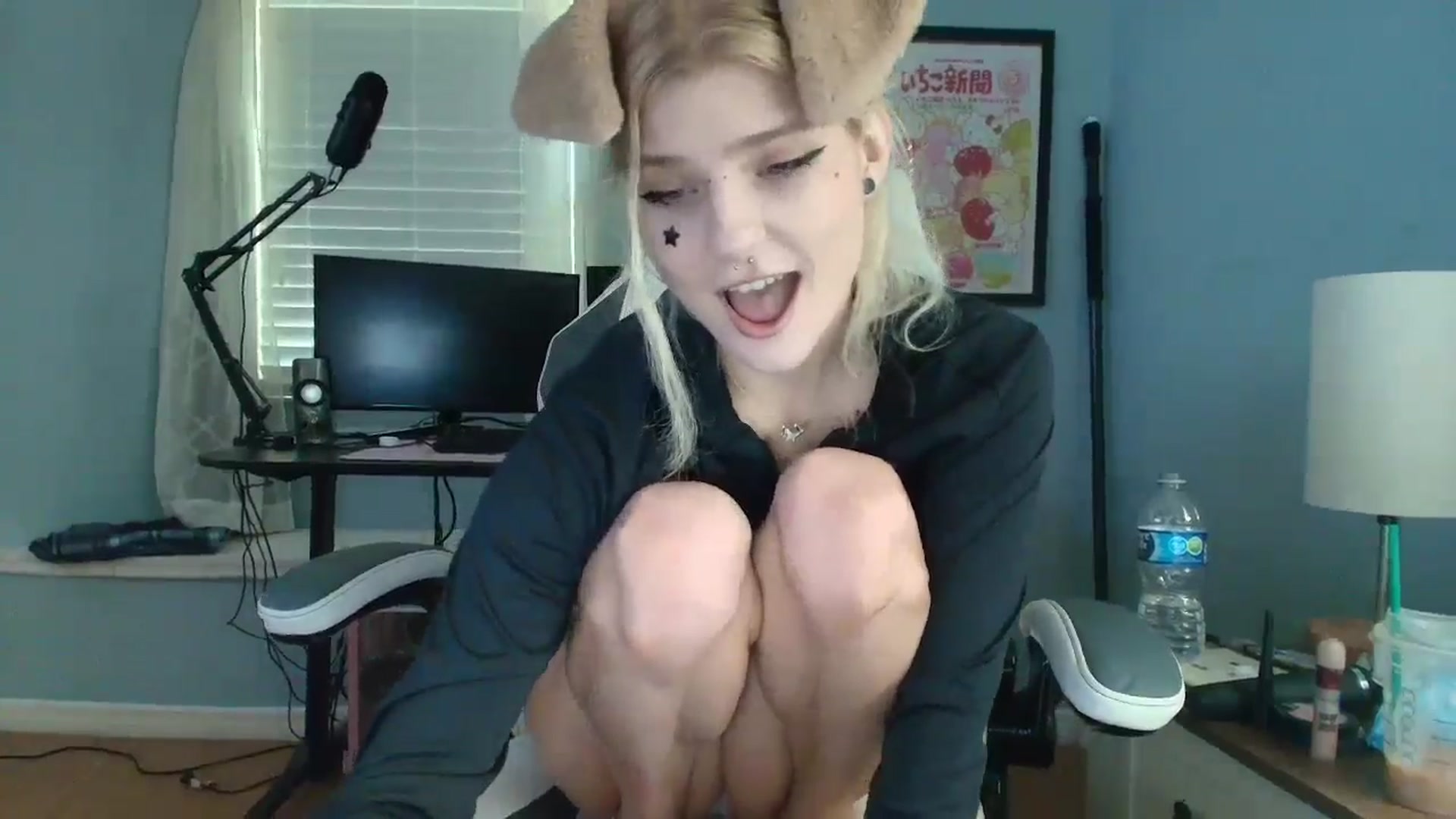 Gallery image thumbnail from DuckChan0's myfreecams stream on, 02/26/2025, 15:54 image 16 of 20