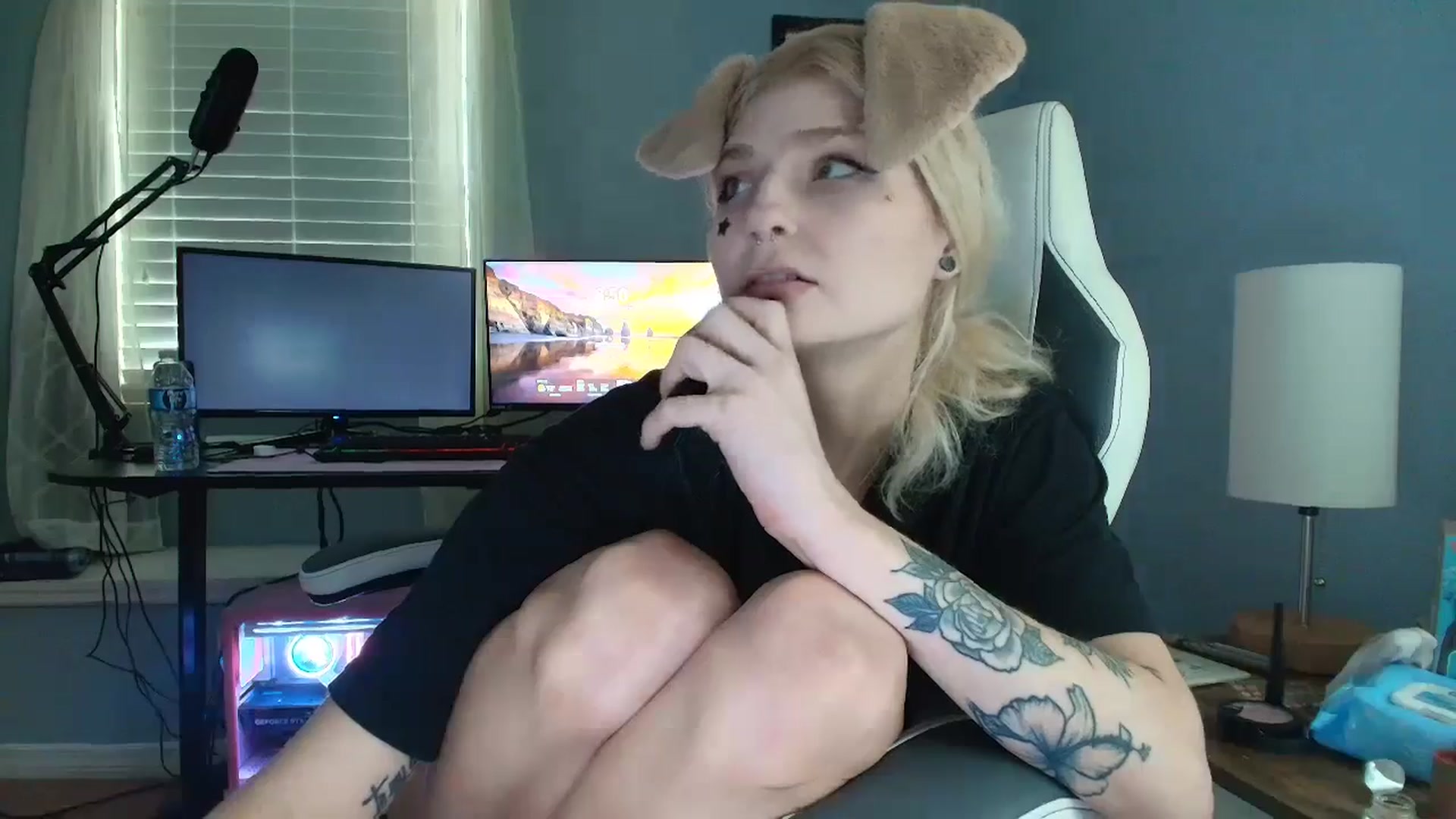 Gallery image thumbnail from DuckChan0's myfreecams stream on, 02/26/2025, 17:08 image 8 of 20