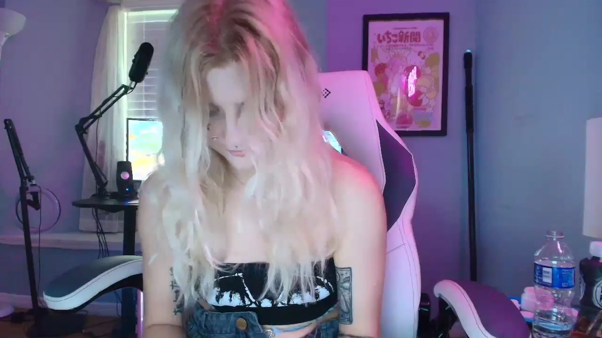 Gallery image thumbnail from DuckChan0's myfreecams stream on, 02/27/2025, 16:25 image 18 of 20