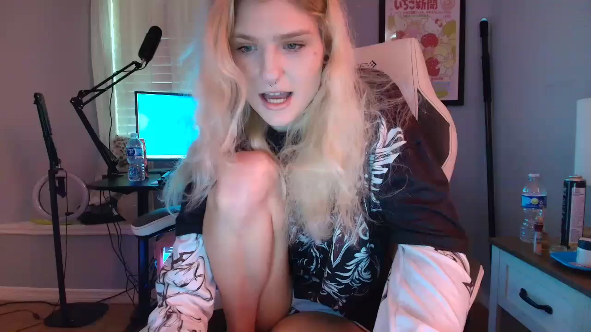 Gallery image thumbnail from DuckChan0's myfreecams stream on, 03/01/2025, 16:27 image 12 of 20