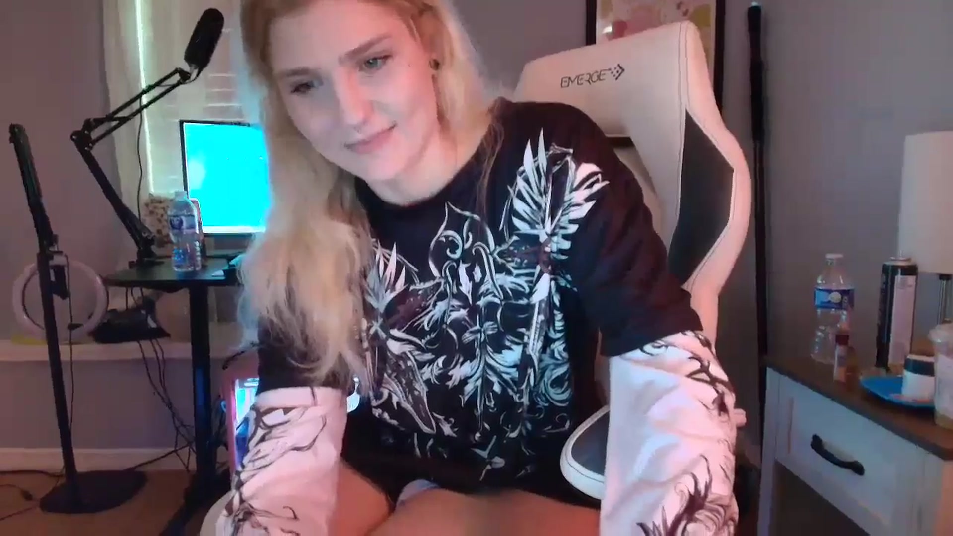 Gallery image thumbnail from DuckChan0's myfreecams stream on, 03/01/2025, 16:27 image 10 of 20