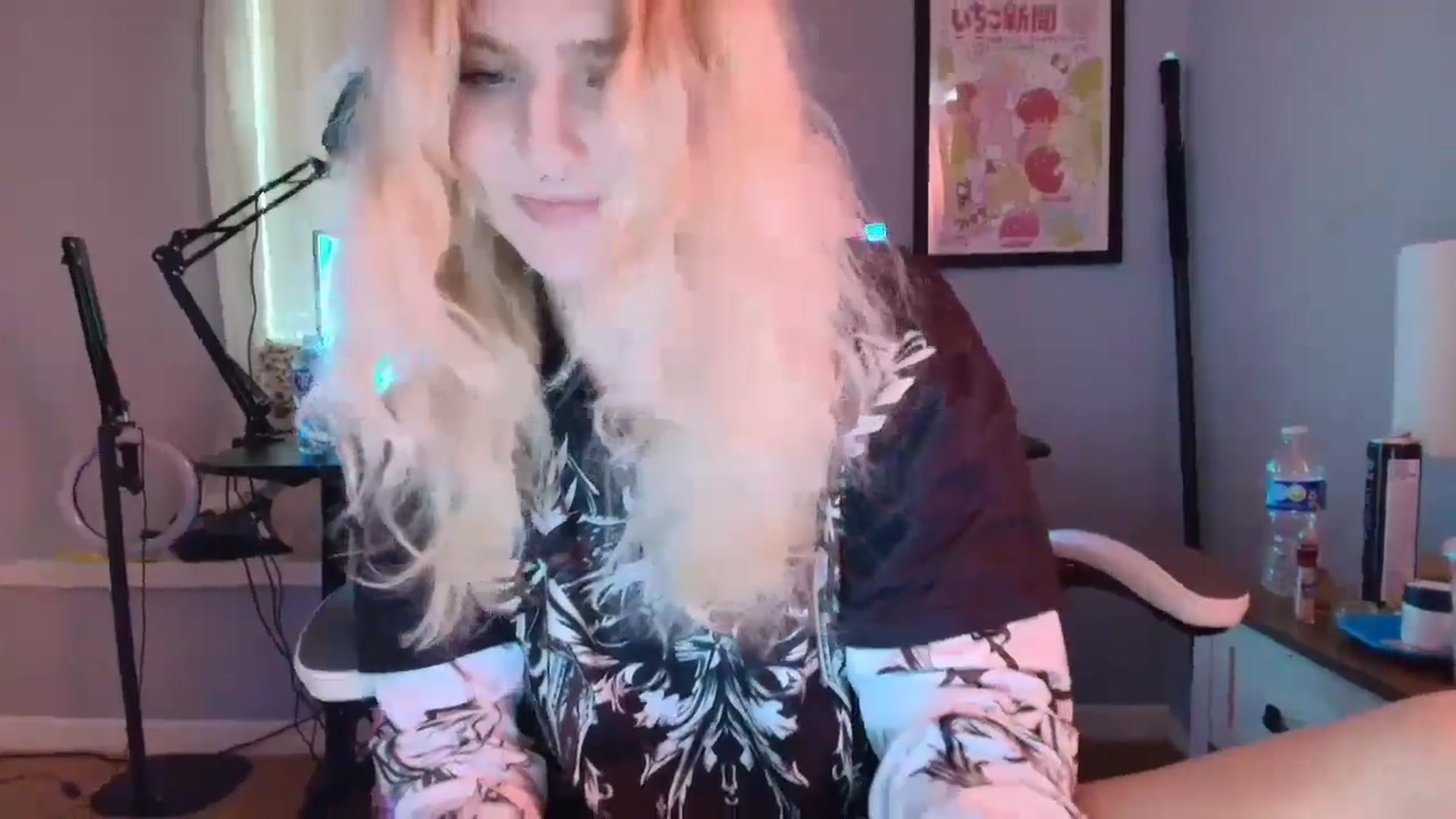 Gallery image thumbnail from DuckChan0's myfreecams stream on, 03/01/2025, 16:27 image 18 of 20