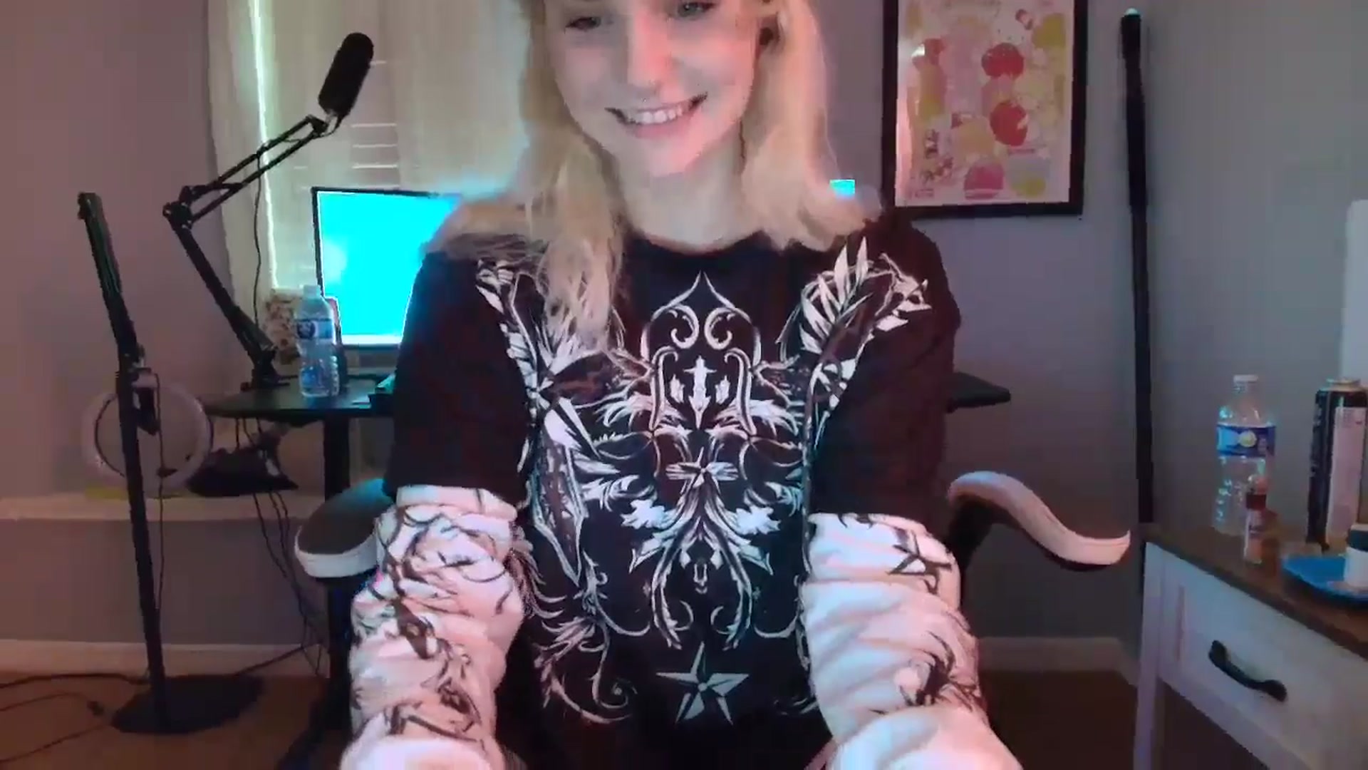 Gallery image thumbnail from DuckChan0's myfreecams stream on, 03/01/2025, 16:27 image 15 of 20