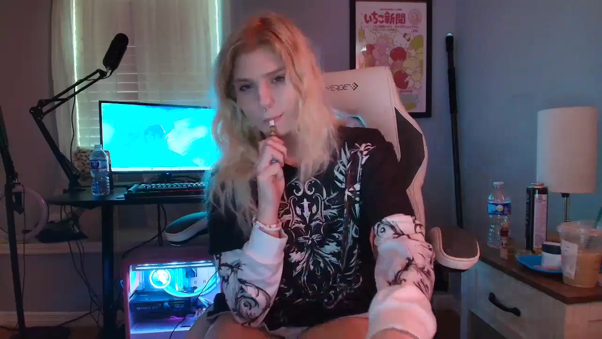 Gallery image thumbnail from DuckChan0's myfreecams stream on, 03/01/2025, 16:27 image 16 of 20