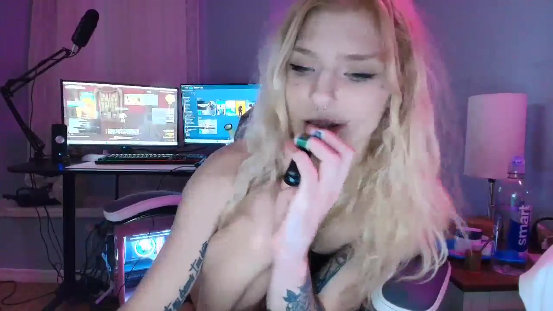 Gallery image thumbnail from DuckChan0's myfreecams stream on, 03/02/2025, 24:03 image 19 of 20
