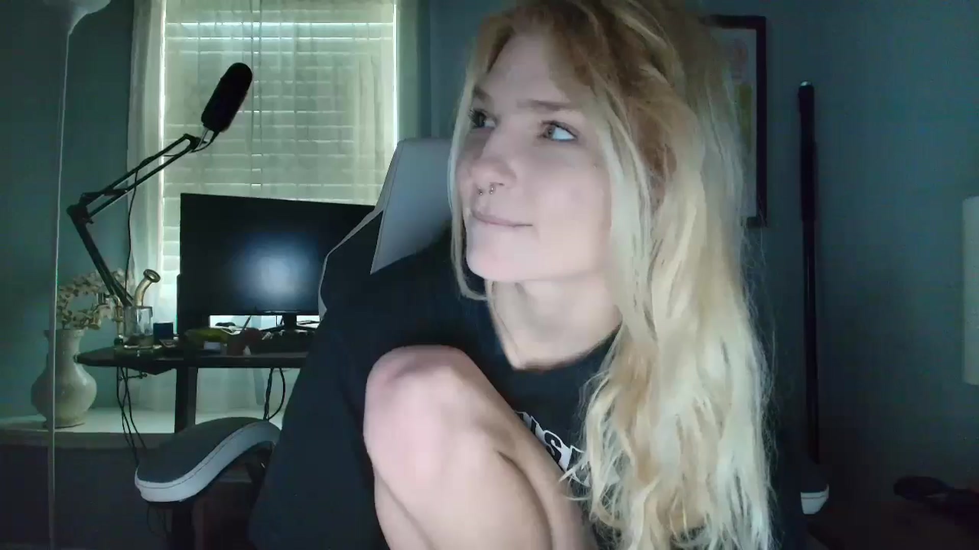 Gallery image thumbnail from DuckChan0's myfreecams stream on, 03/03/2025, 14:48 image 17 of 20