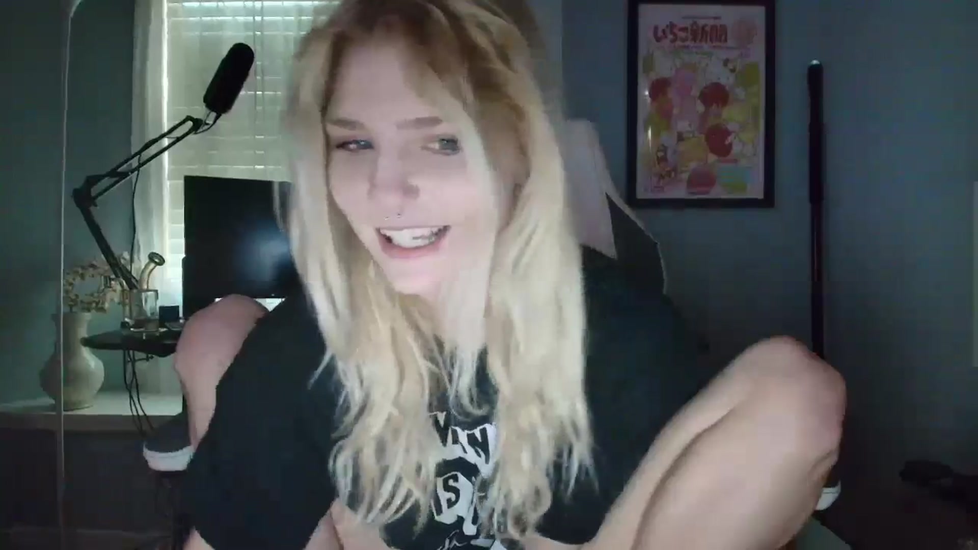 Gallery image thumbnail from DuckChan0's myfreecams stream on, 03/03/2025, 14:48 image 16 of 20